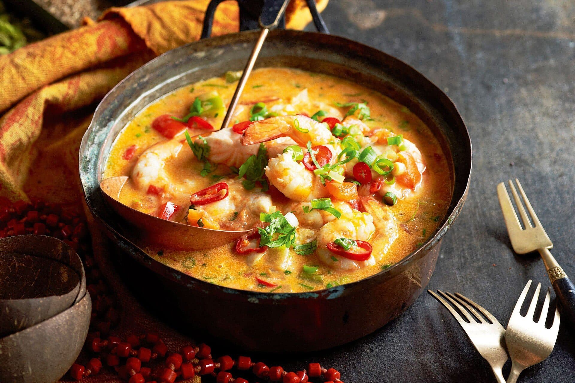 Moqueca tradicional servida na panela de barro
