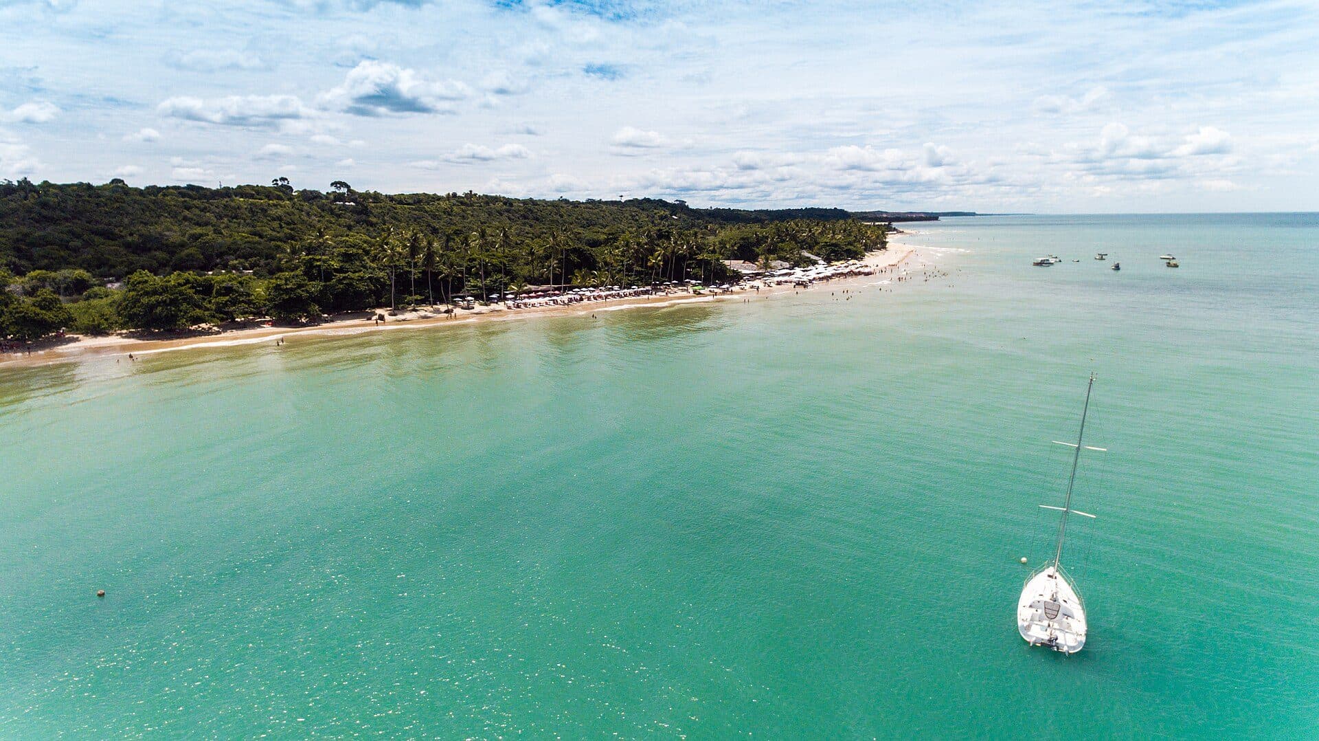 Vista da Praia dos Coqueiros em Trancoso, na Bahia