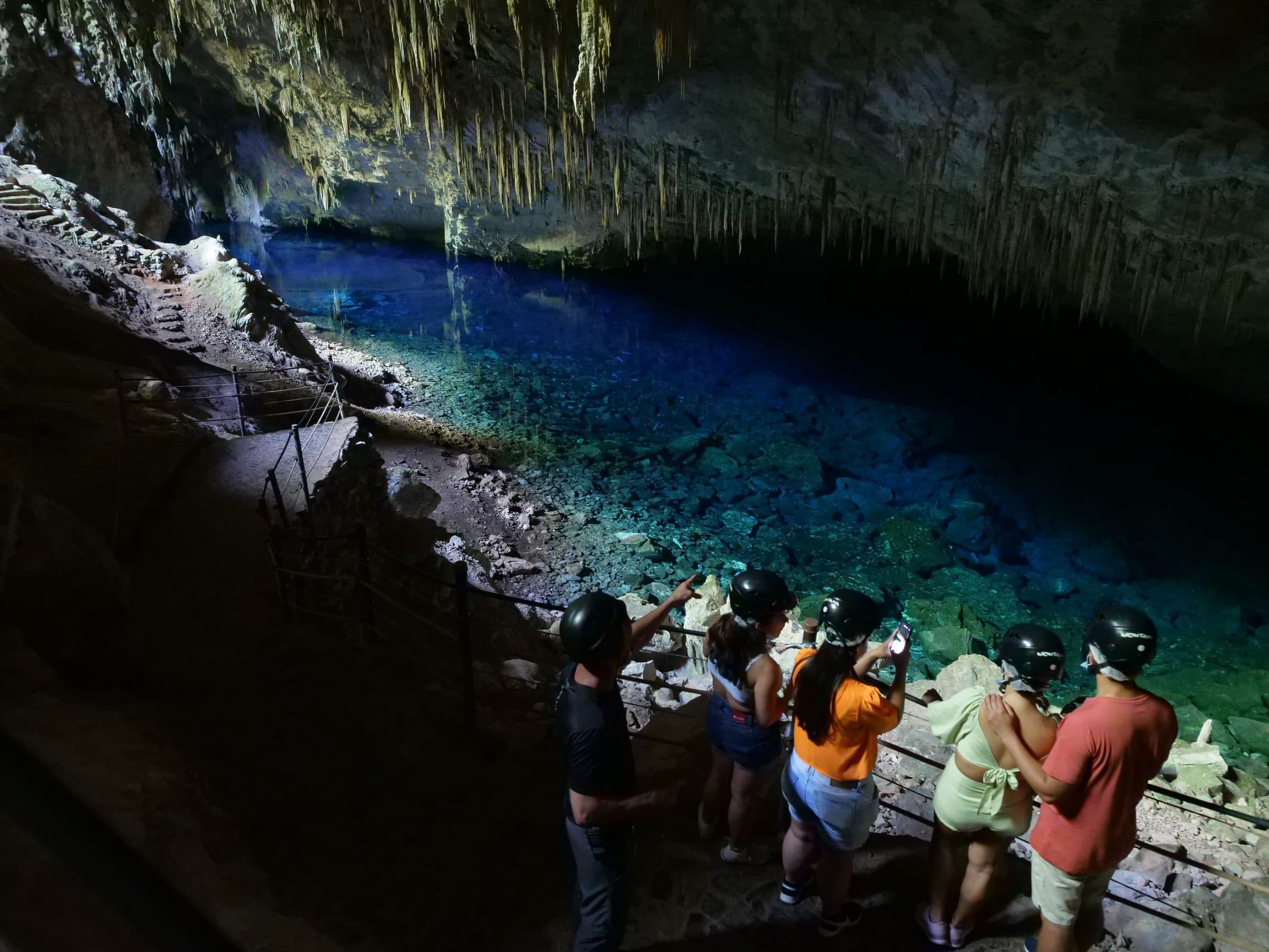 Turistas exploram a Gruta do Lago Azul em Bonito