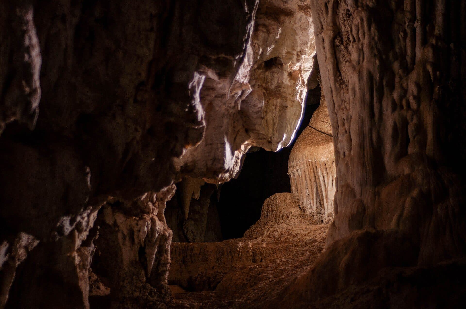 Detalhe das formações rochosas no interior das Grutas de São Miguel