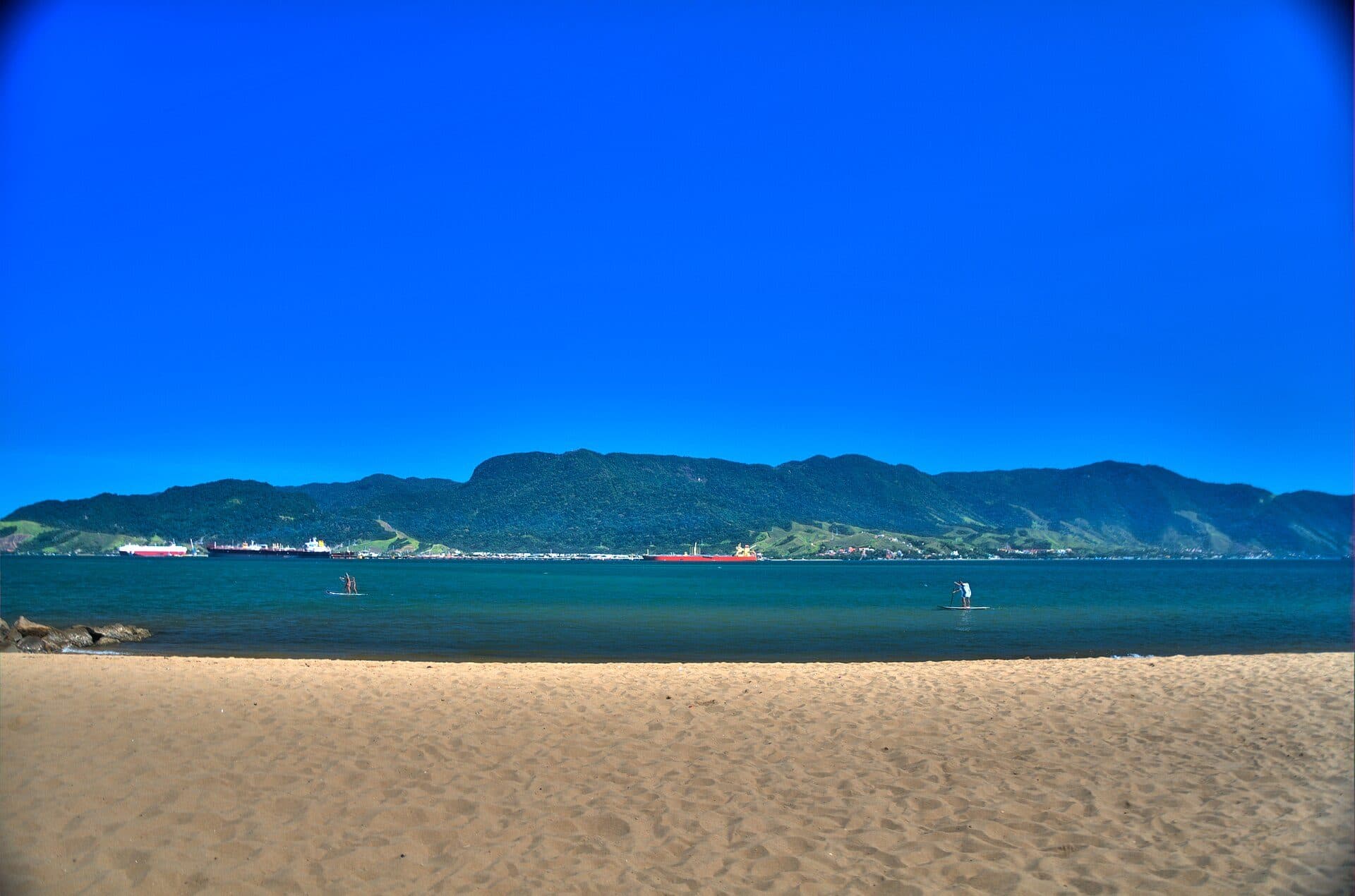 Vista da orla da Praia do Perequê em Ilhabela