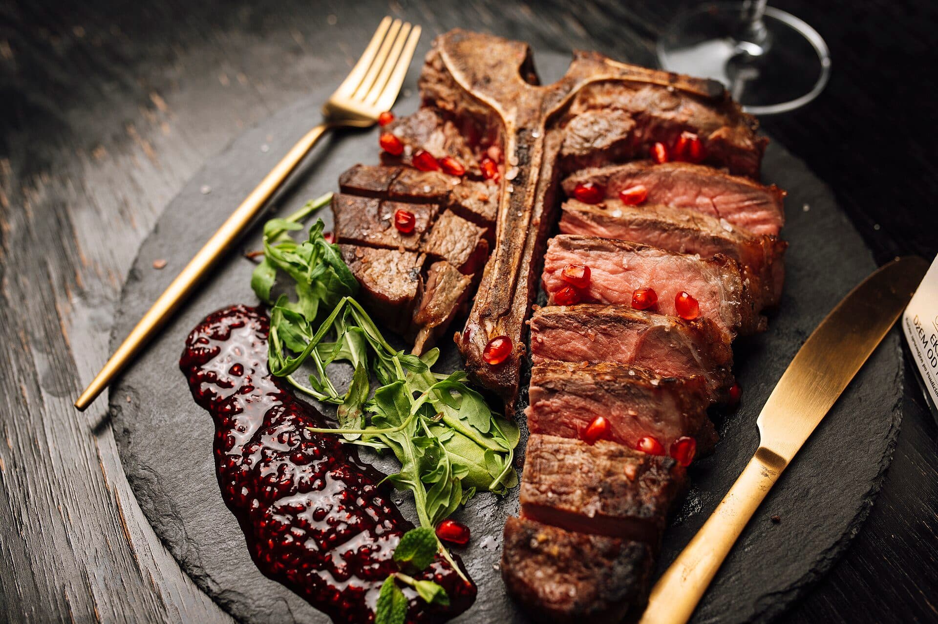 Prato de carne servido com molho e sementes de romã