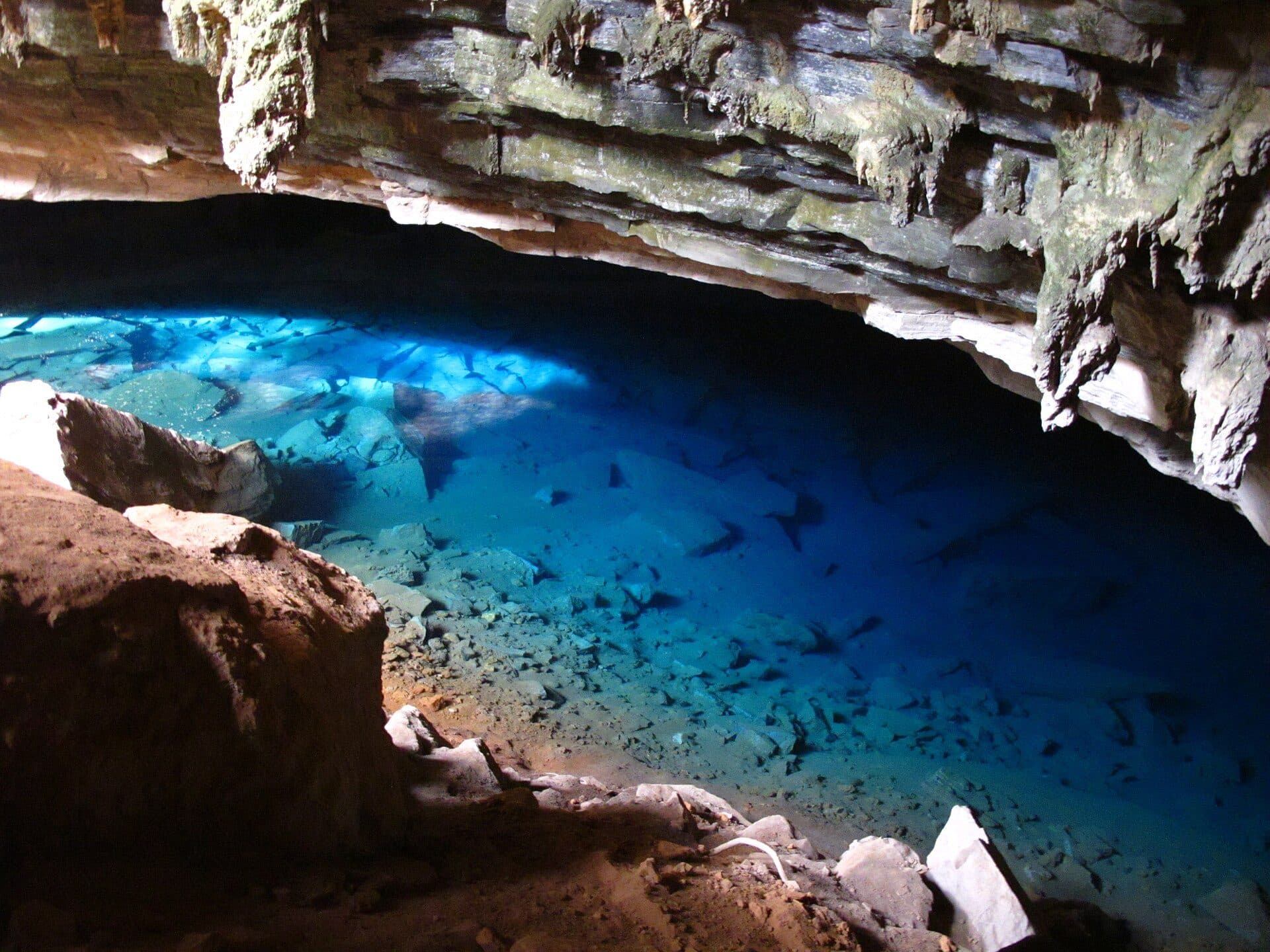 Paisagem natural da Gruta Azul com suas formações rochosas