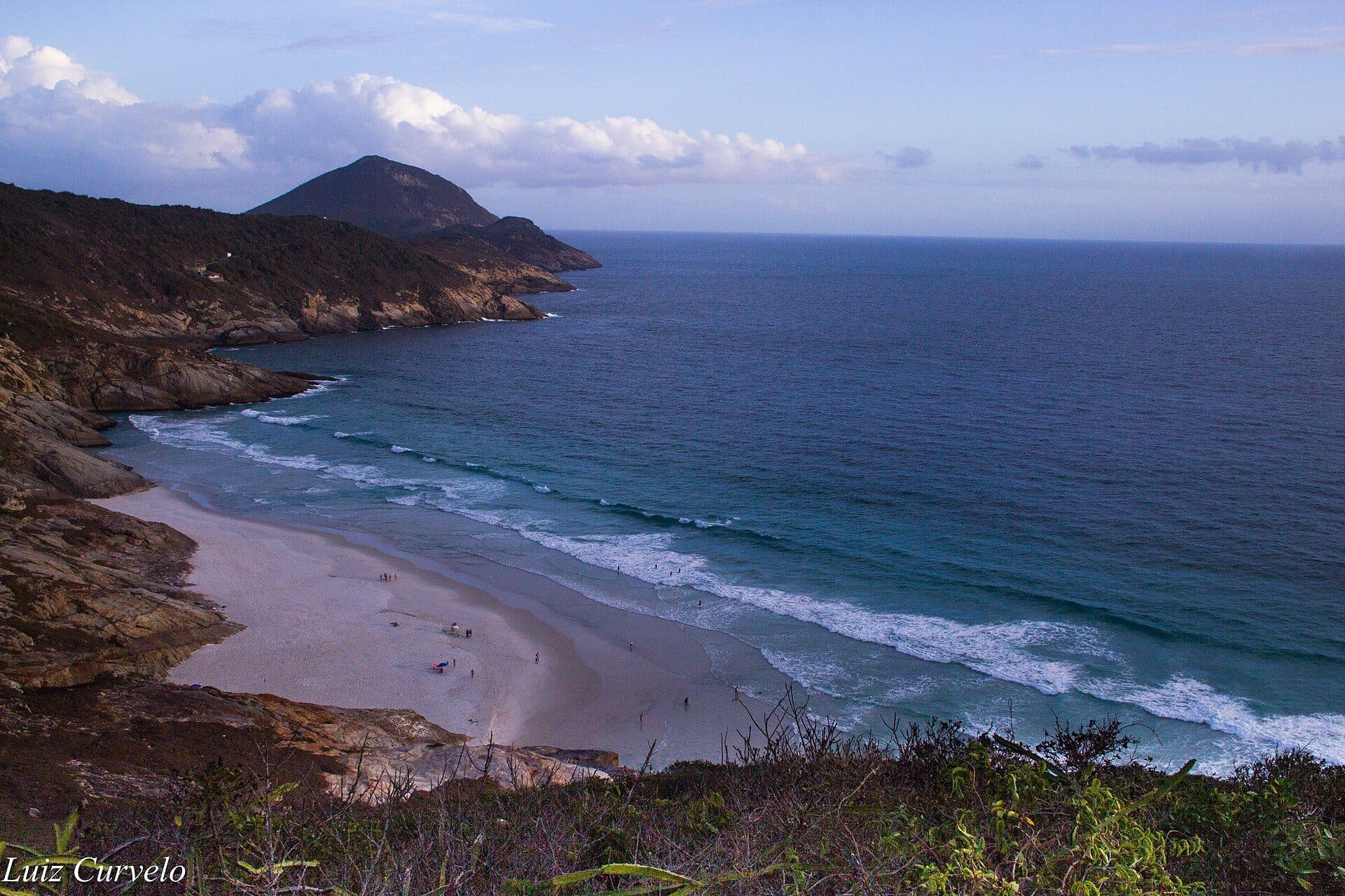 Vista da faixa de areia e do mar na Praia do Pontal, conhecida como Prainha