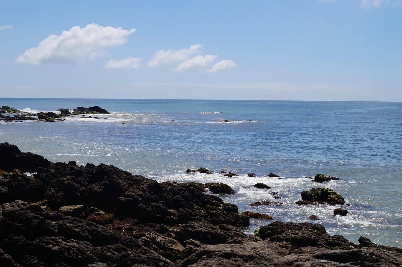 Paisagem litorânea com praia e mar em Balneário Camboriú, Santa Catarina