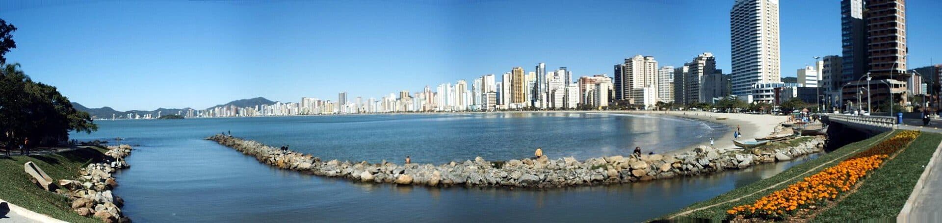 Vista da linha do horizonte com arranha-céus de Balneário Camboriú