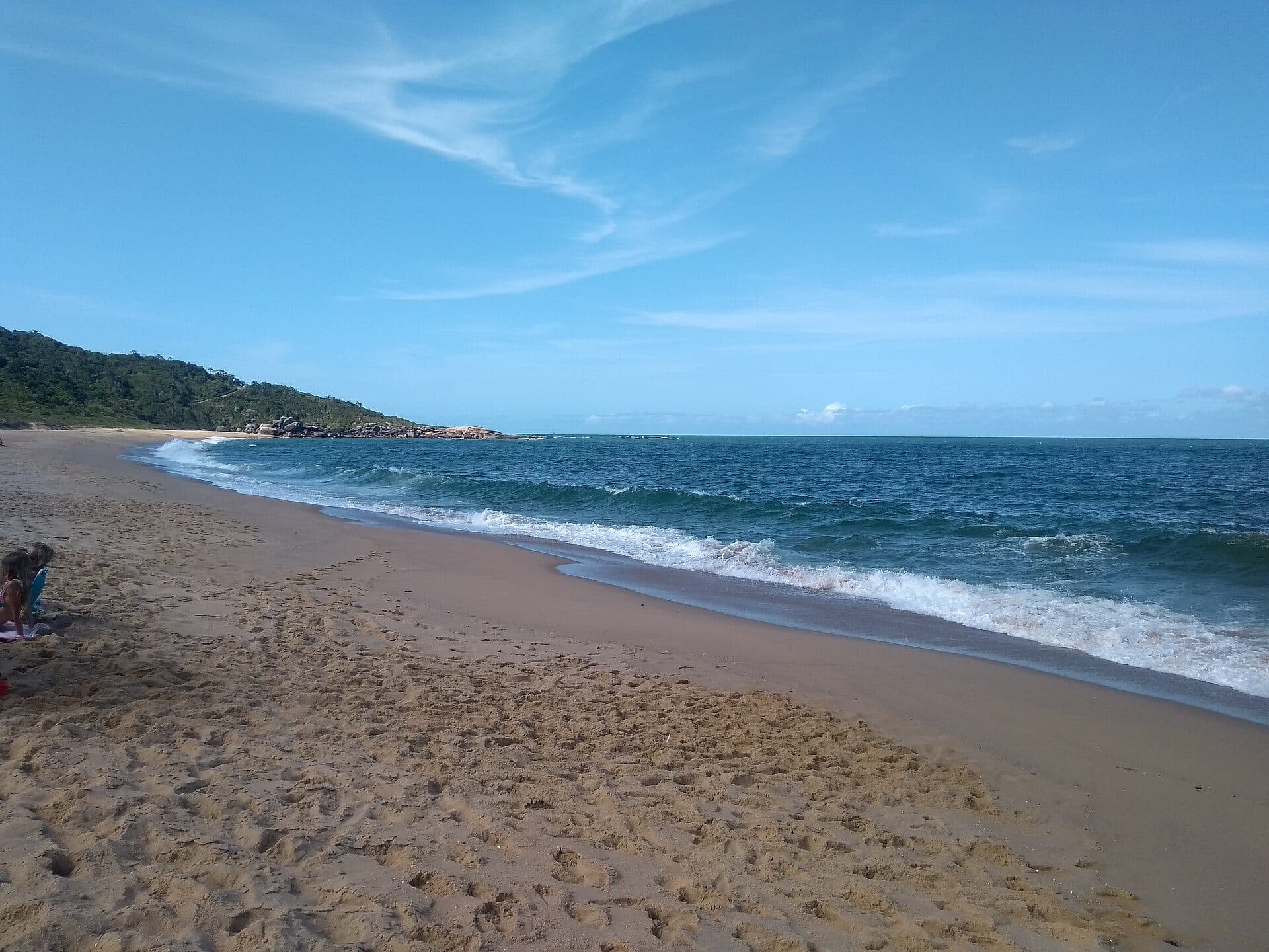 Vista da orla marítima e da faixa de areia na Praia do Estaleiro