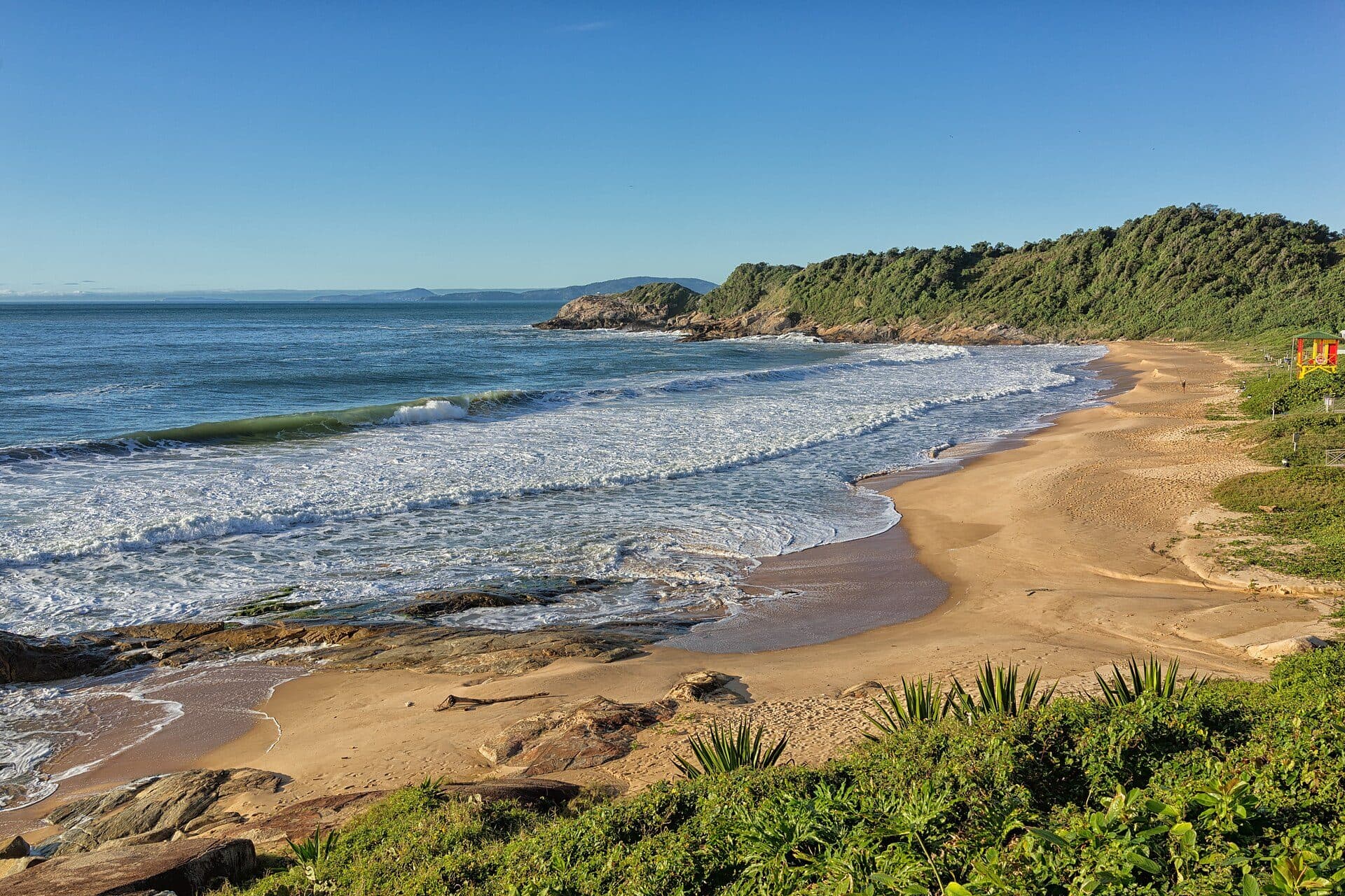 Vista da faixa de areia e do mar na Praia do Pinho