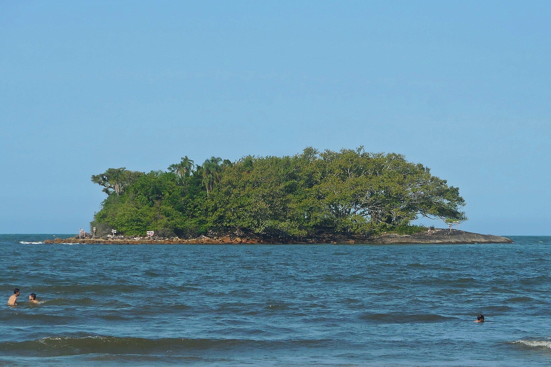 Vista da Ilha das Cabras no mar de Balneário Camboriú