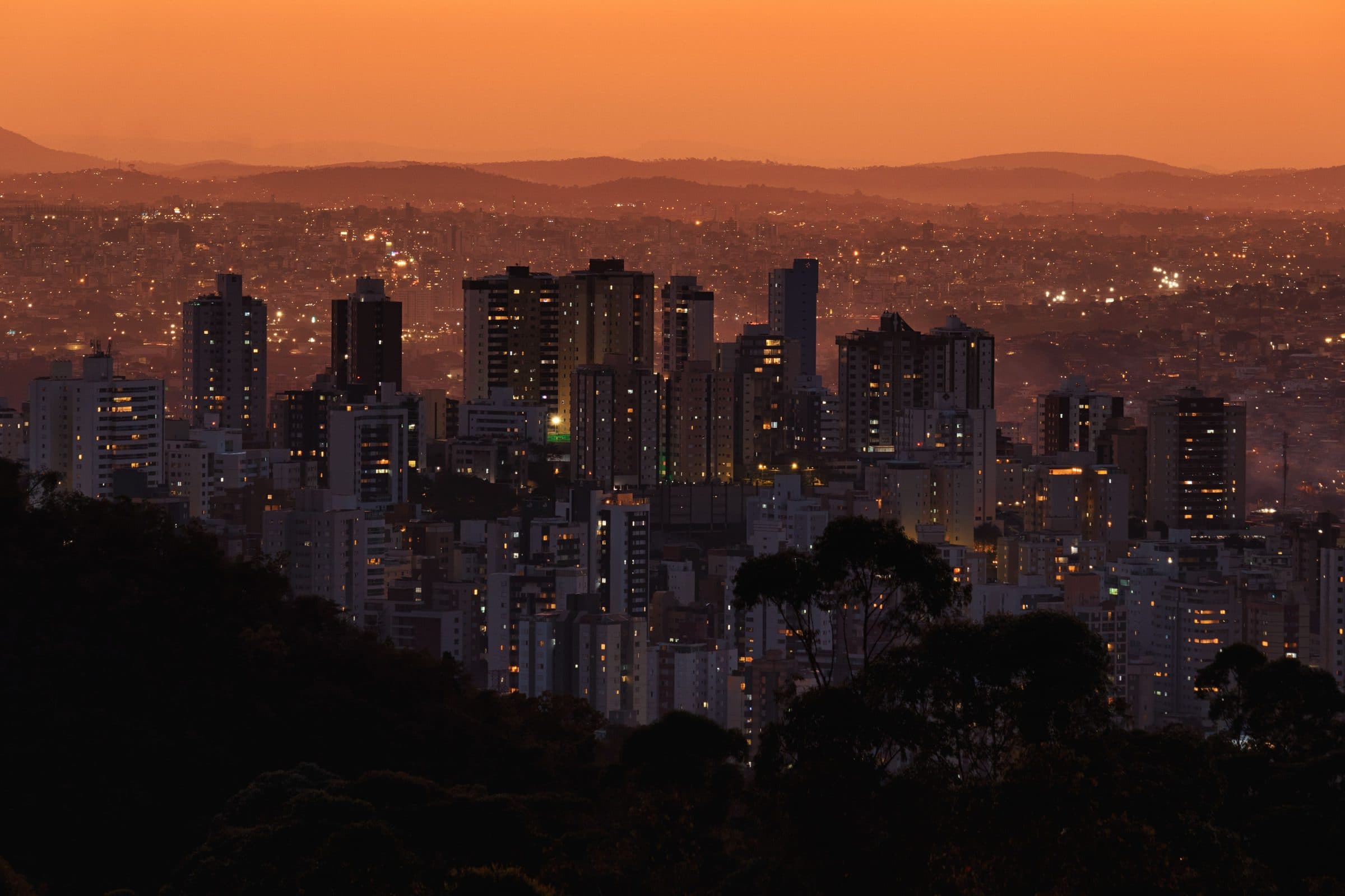 Vista panorâmica da paisagem urbana de Belo Horizonte ao entardecer