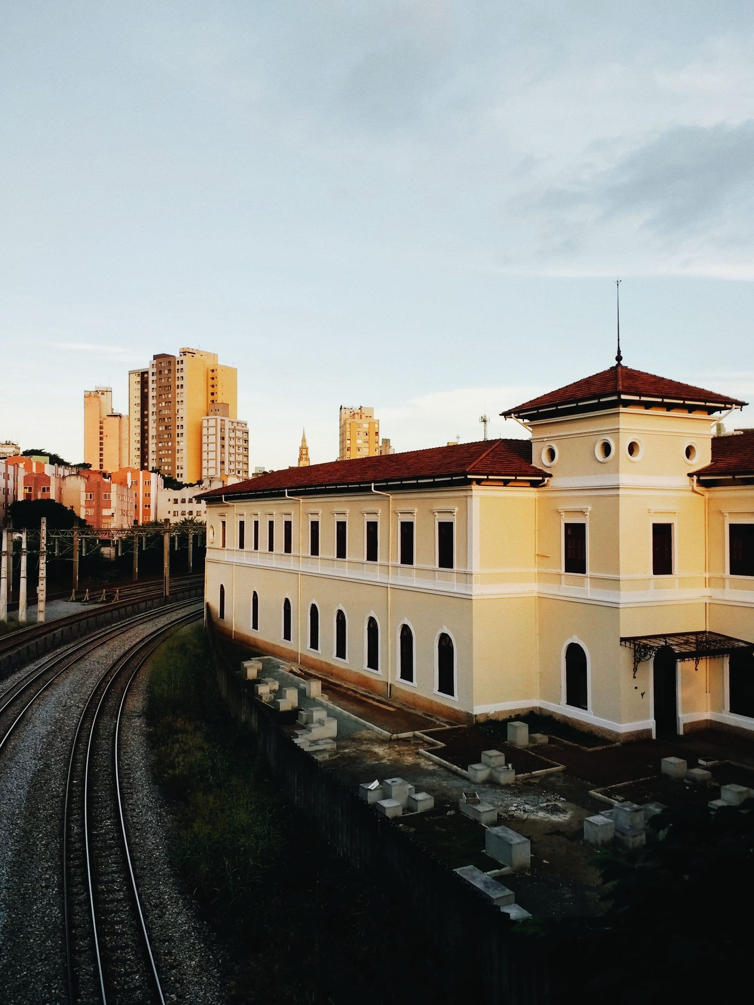 Vista aérea de estação ferroviária histórica e horizonte urbano em Belo Horizonte