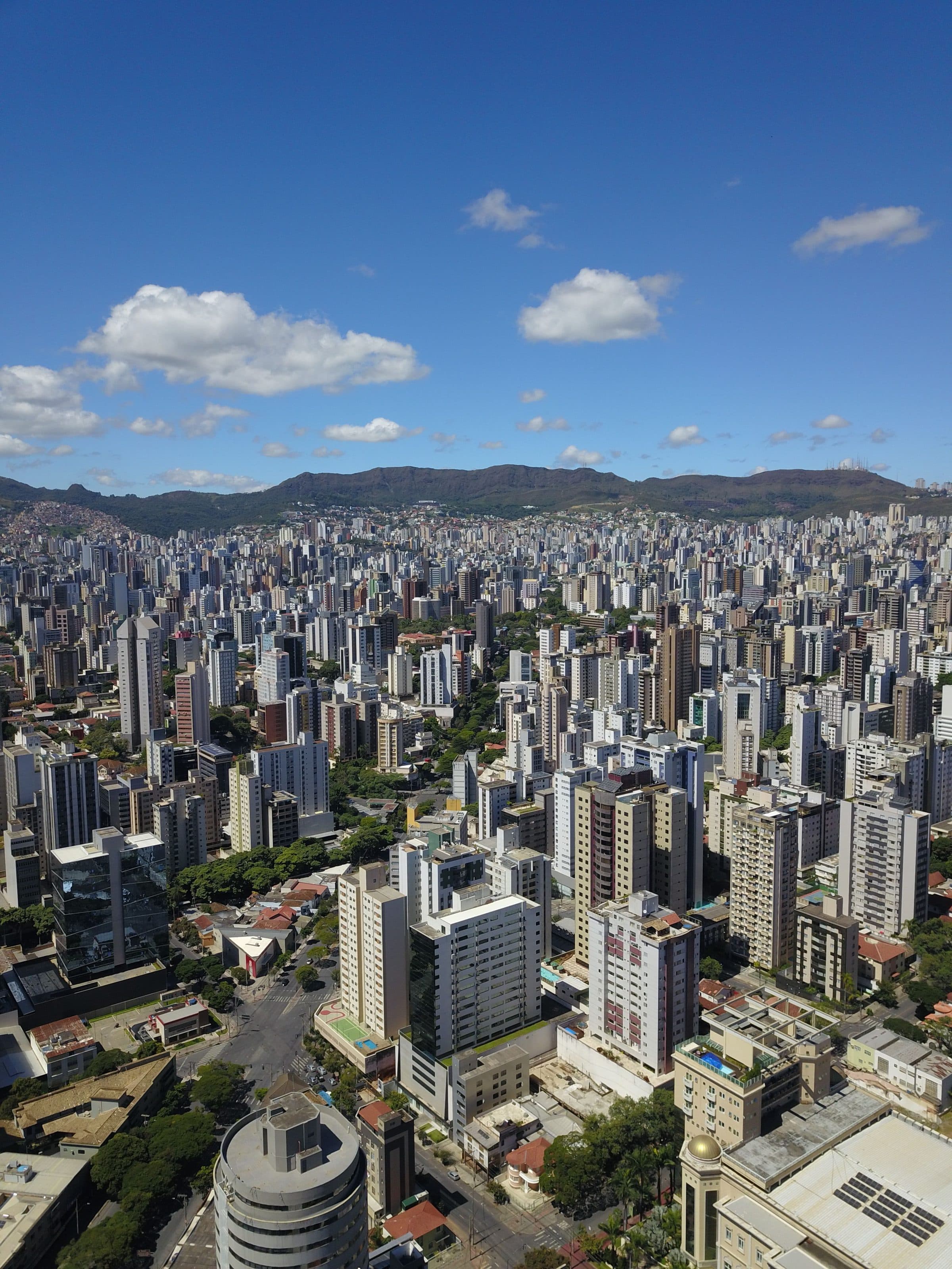 Vista aérea da paisagem urbana de Belo Horizonte com prédios e céu azul