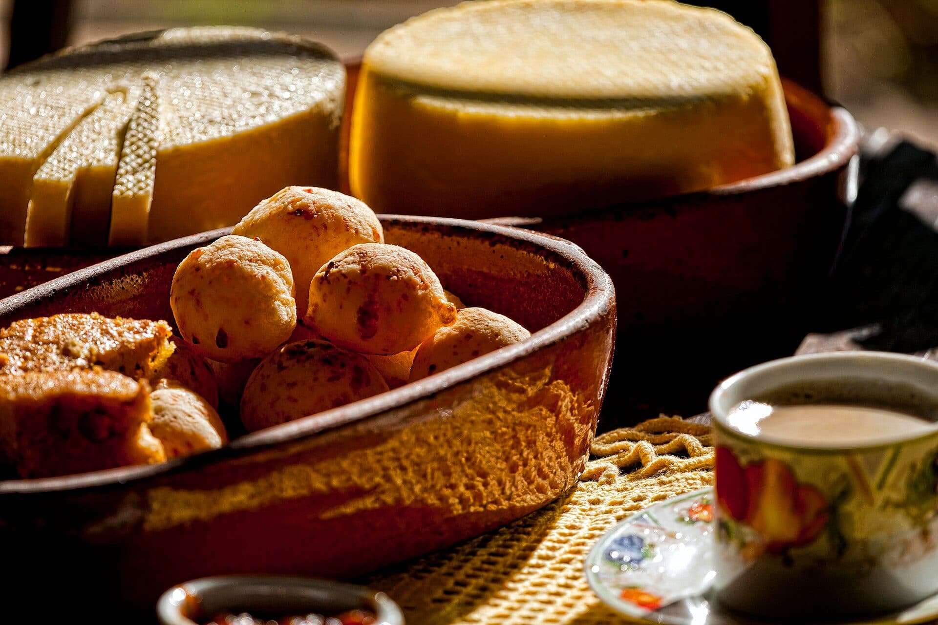 Pães de queijo tradicionais assados e dourados