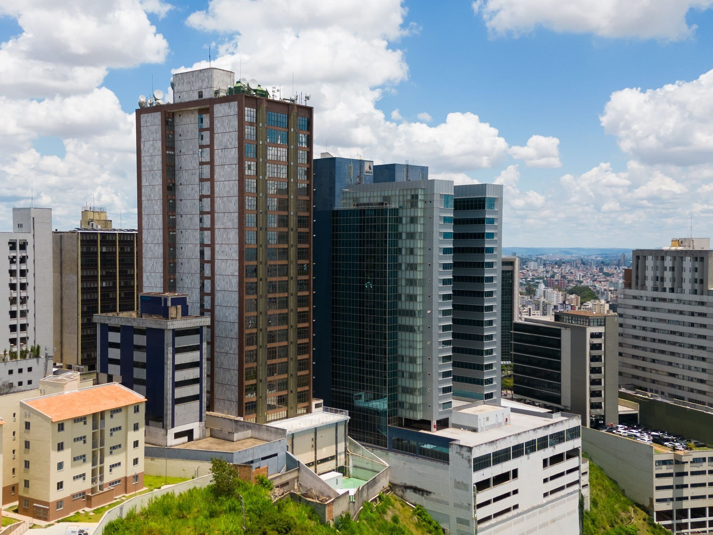 Paisagem urbana de Belo Horizonte com arranha-céus modernos sob céu claro