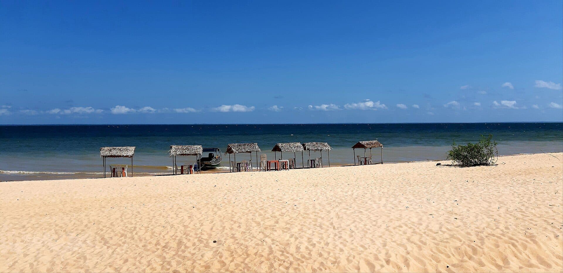 Vista da Praia do Carapanari em Alter do Chão, no Pará