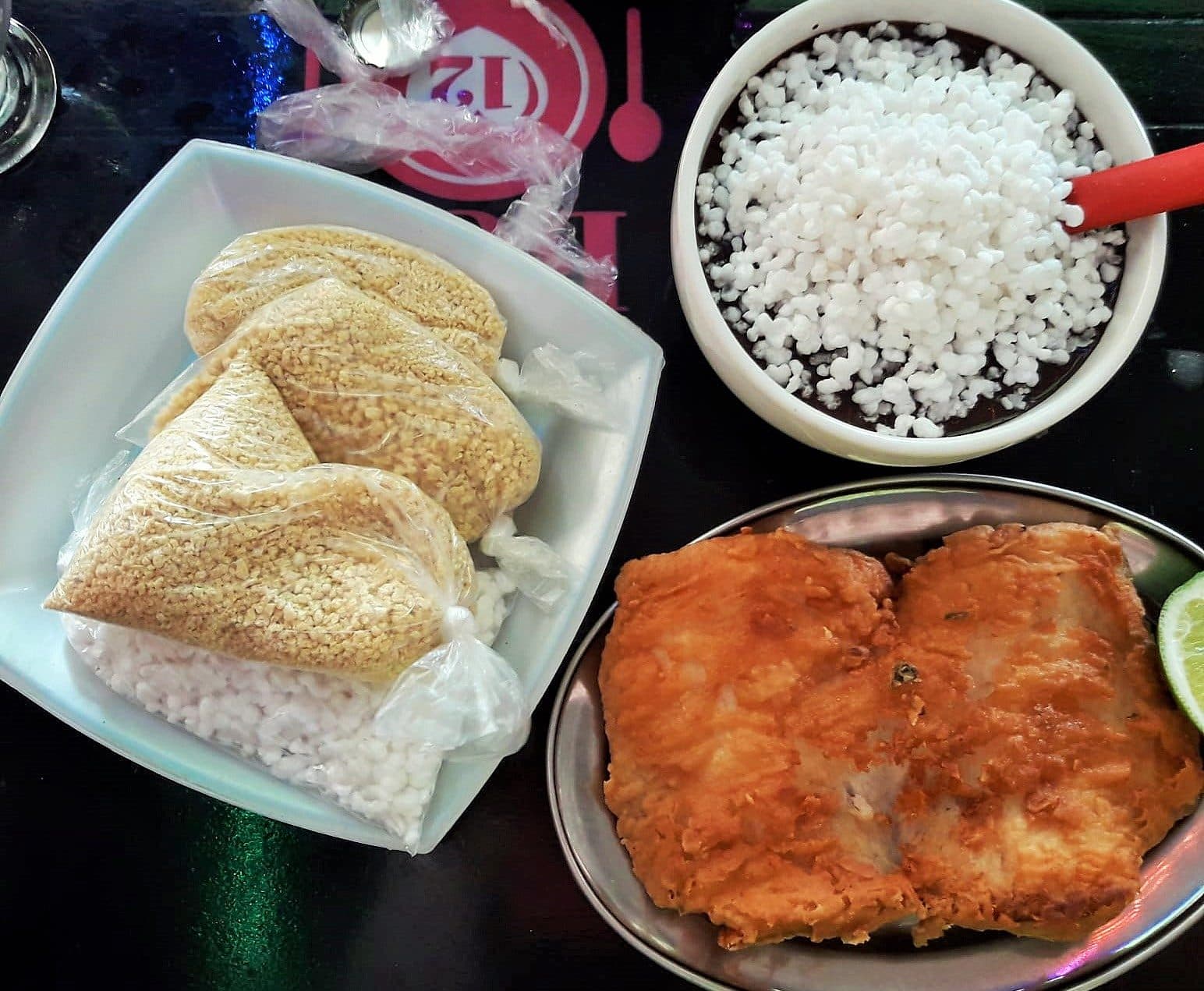 Tigela de açaí acompanhada de peixe frito em Belém do Pará