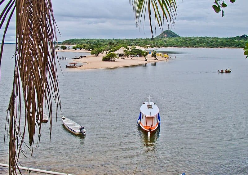 Vista da praia de Alter do Chão em Santarém, no Pará