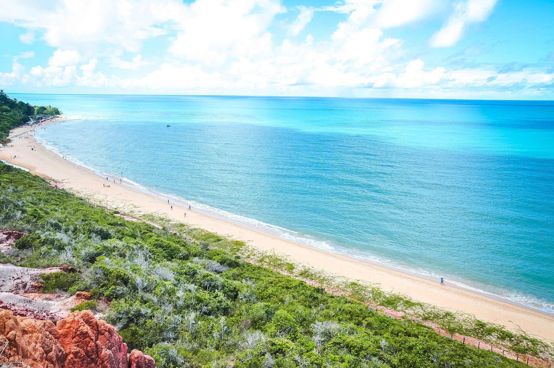 Vista da paisagem litorânea em Arraial d'Ajuda na Bahia