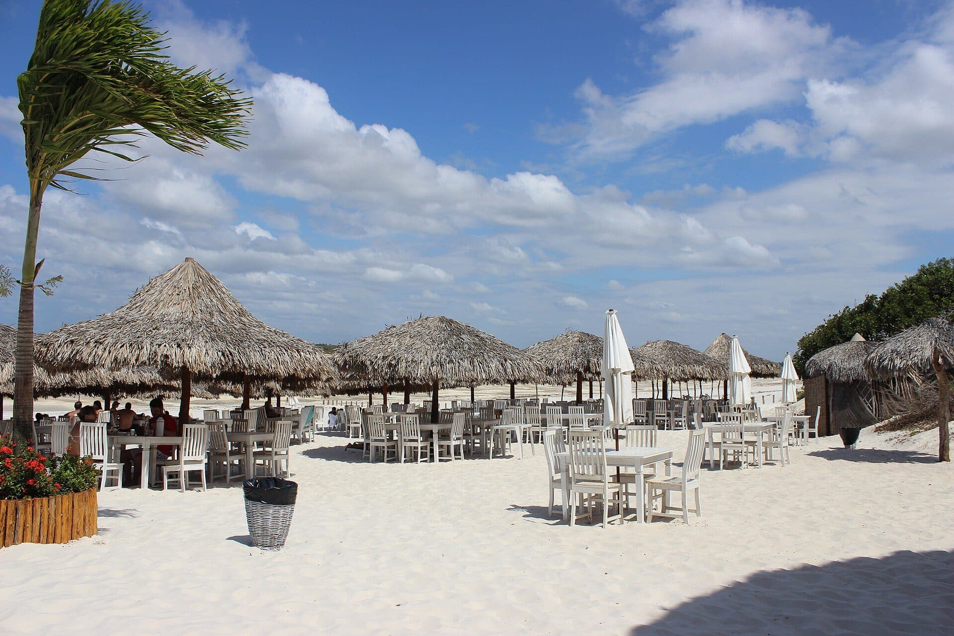 Vista panorâmica da praia no Alchymist Beach Club