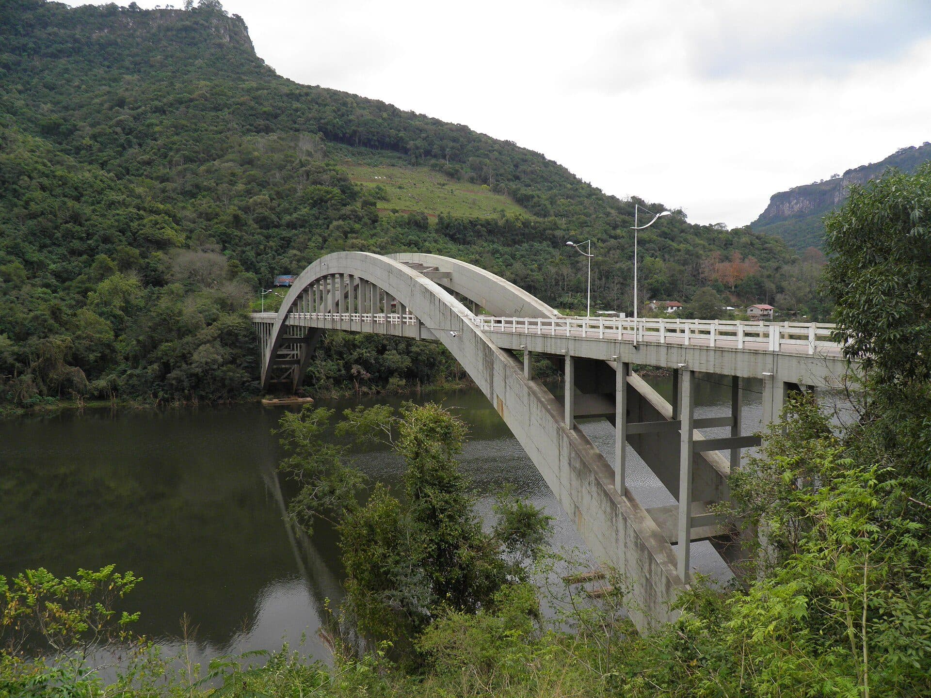Vista da ponte sobre o Rio das Antas