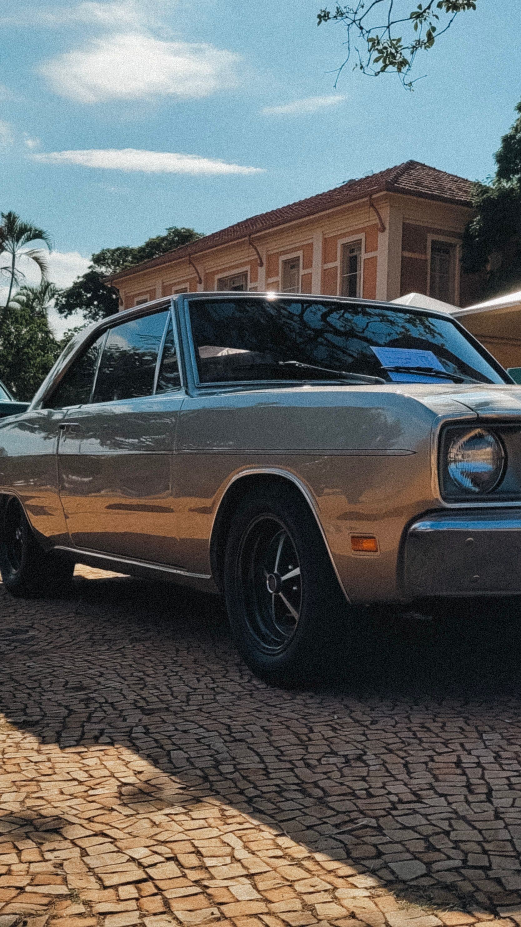 Sedan antigo estacionado ao ar livre em dia ensolarado em Barra Bonita