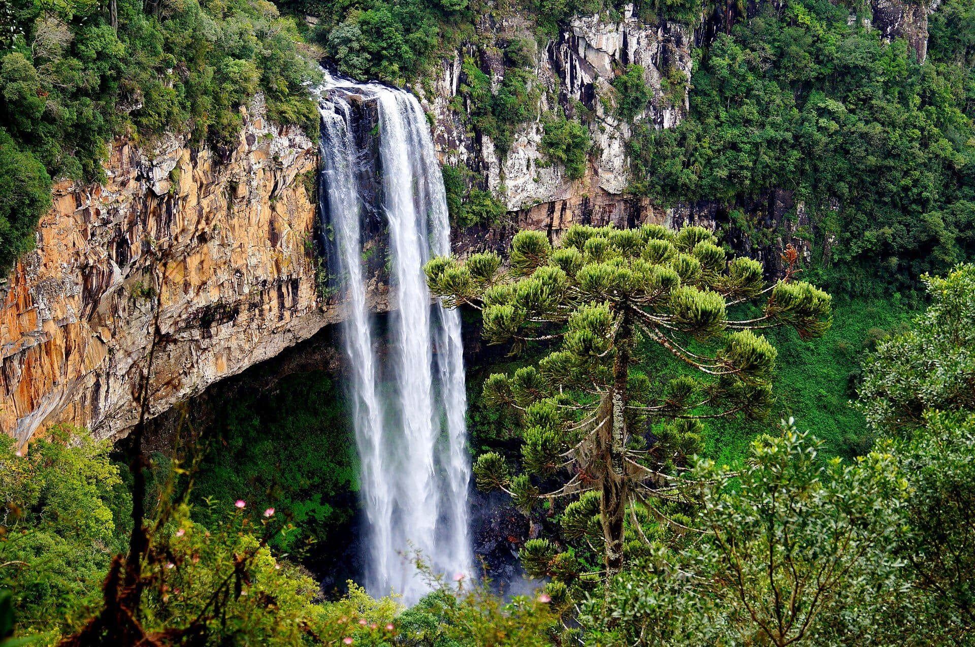 Vista da queda d'água da Cachoeira do Caracol em Canela, Rio Grande do Sul