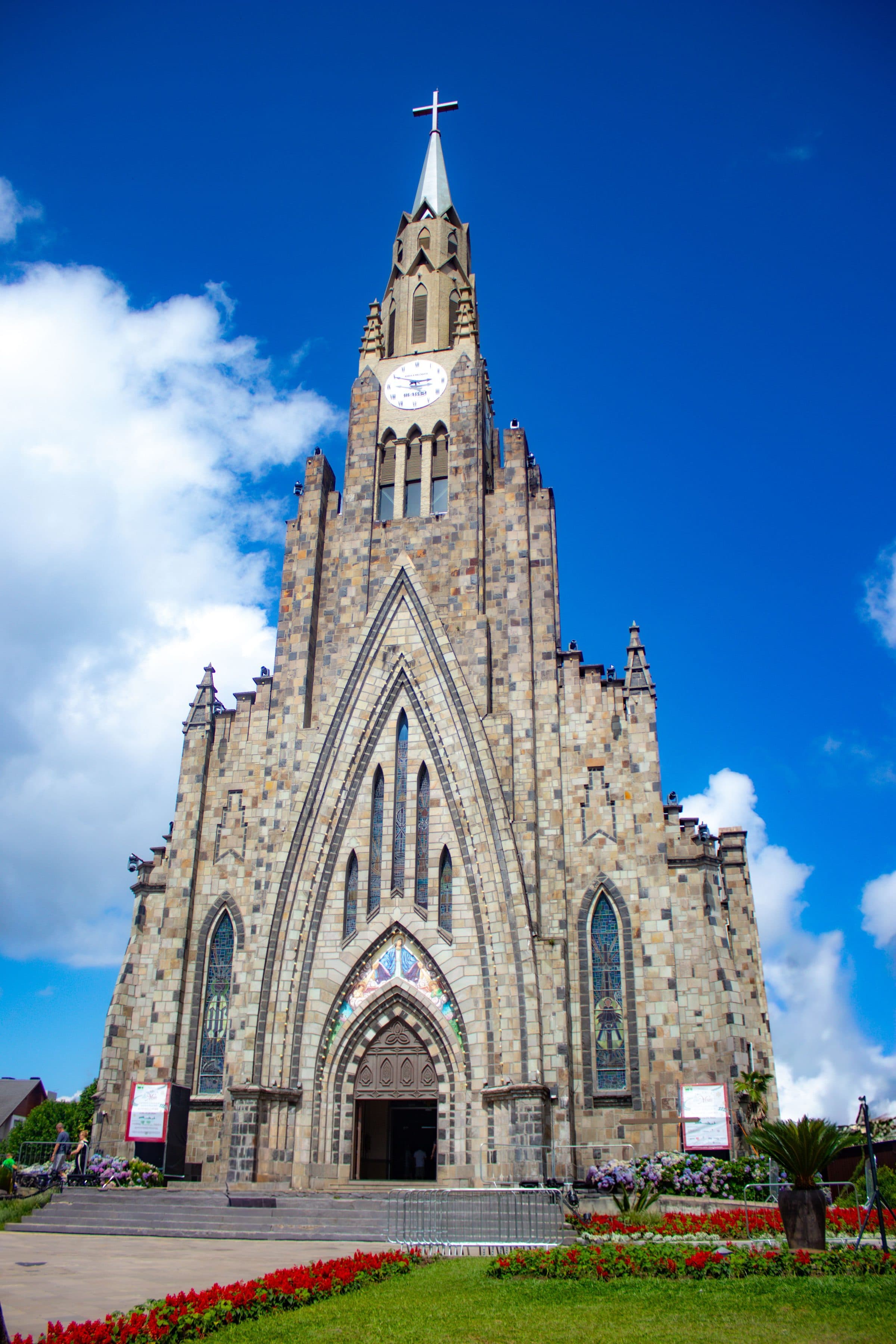 Fachada neogótica da Catedral de Nossa Senhora de Lourdes em Canela