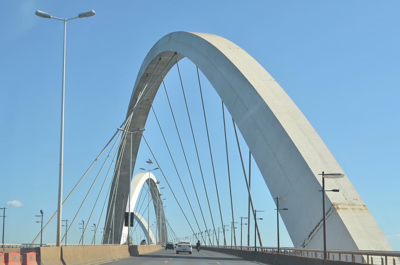 Ponte JK em Brasília cercada pela natureza sob o céu azul