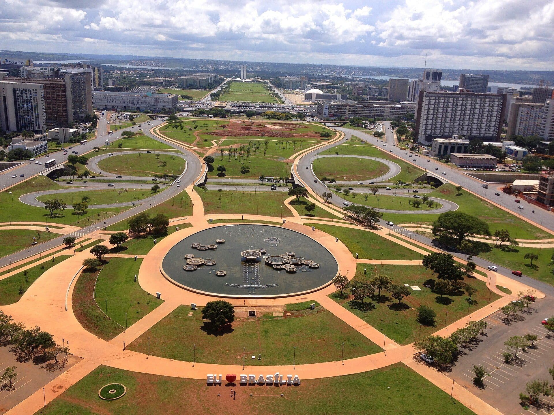 Vista panorâmica do Eixo Monumental de Brasília em direção ao leste