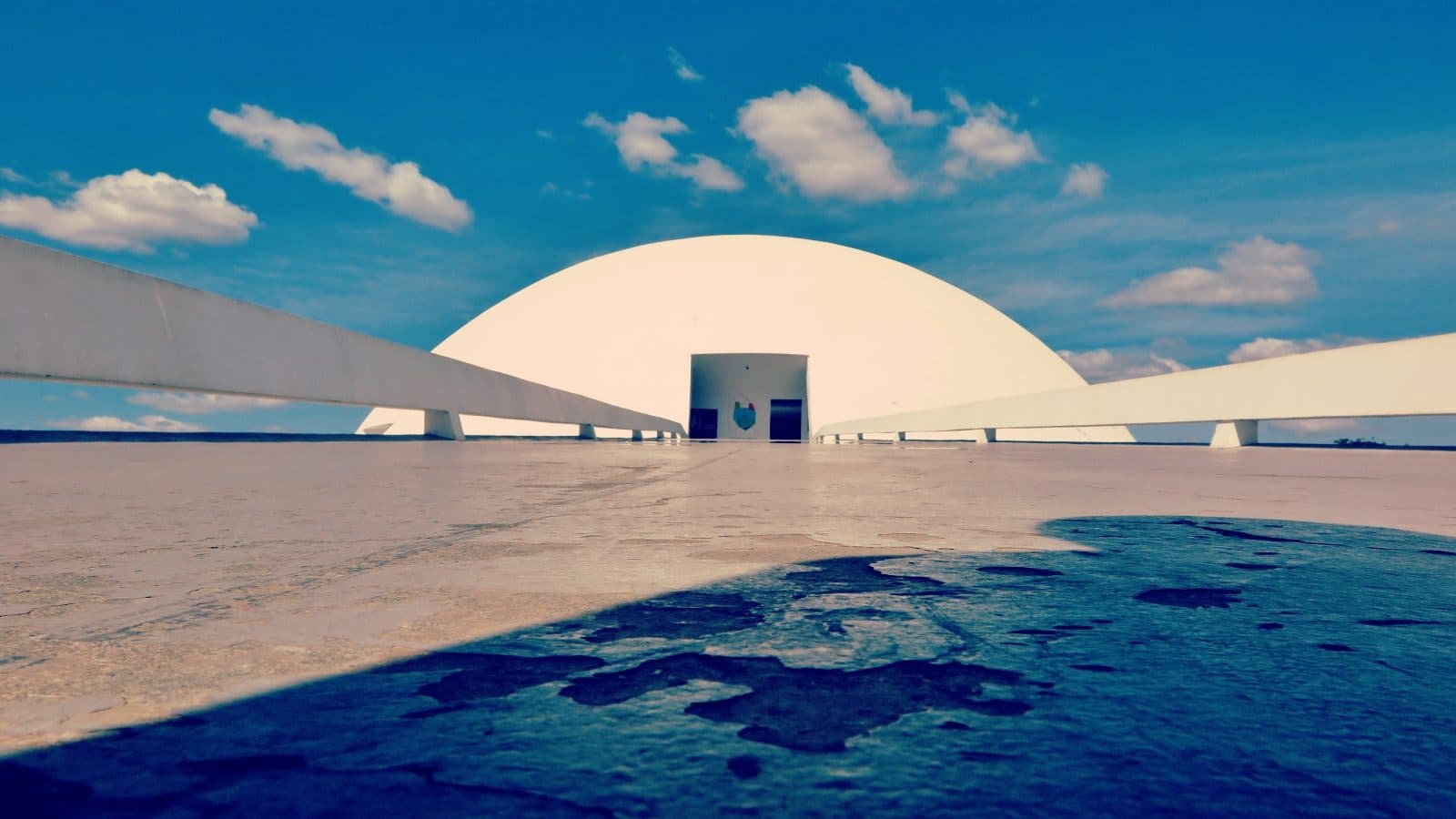 Acesso à entrada principal do Museu Nacional da República em Brasília
