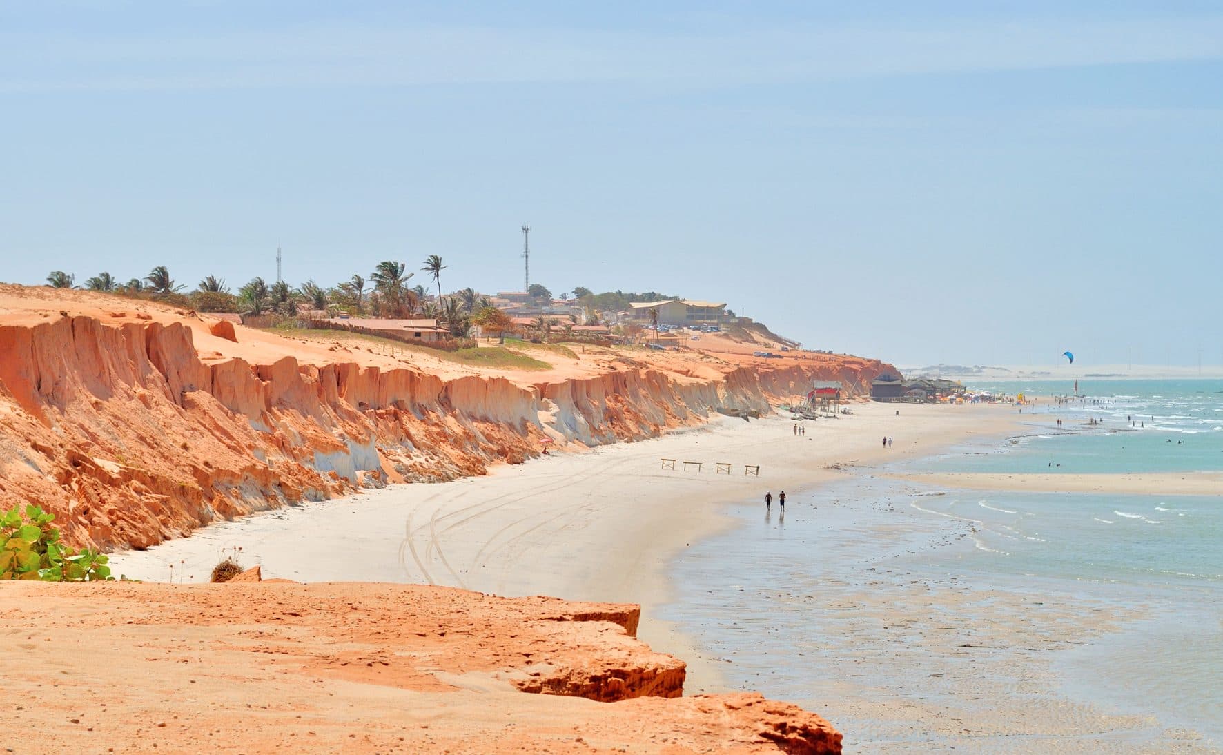 Vista da praia de Canoa Quebrada no litoral do Ceará