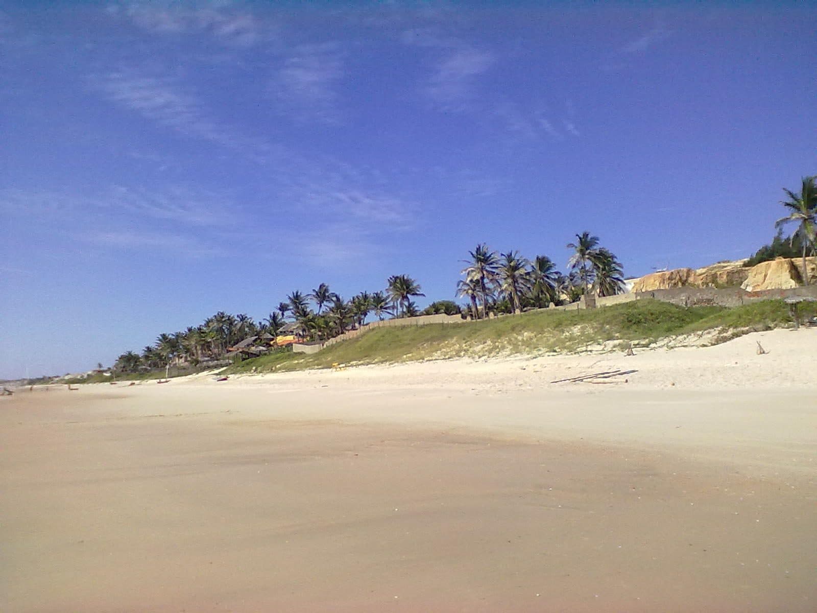 Vista da faixa de areia e do mar na Praia de Majorlândia