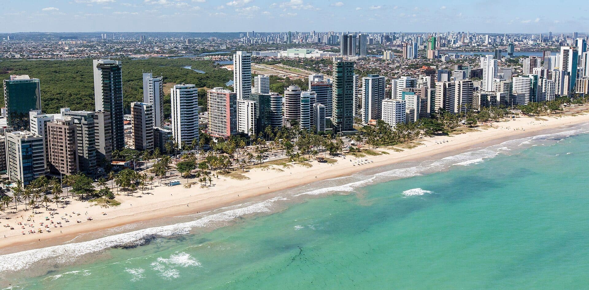 Vista da orla da Praia do Pina em Recife, Pernambuco