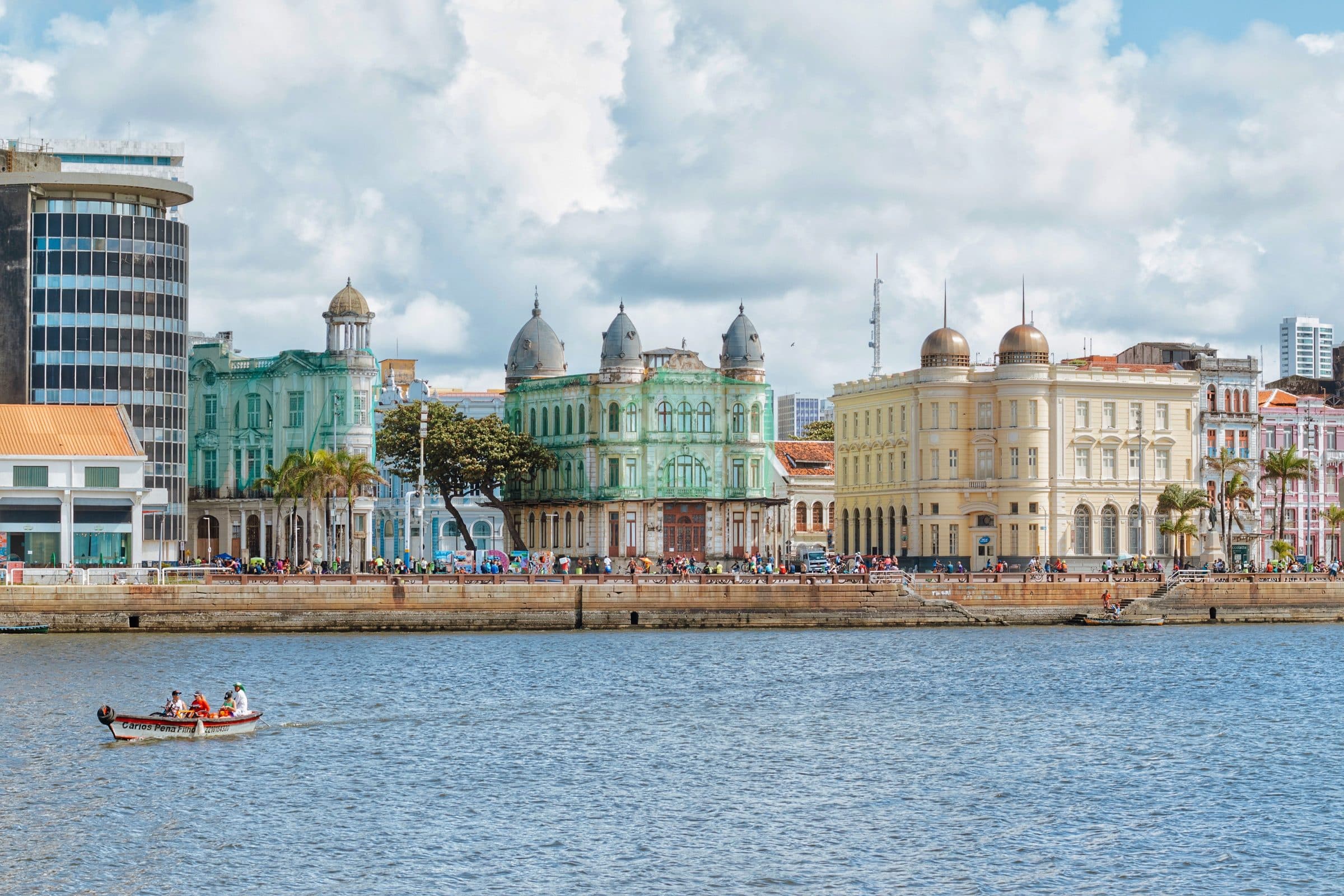 Edifícios históricos à beira-mar em Recife sob céu nublado