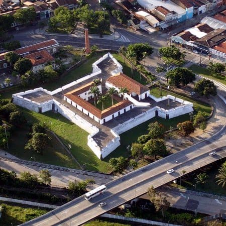 Vista externa da estrutura histórica do Forte das Cinco Pontas