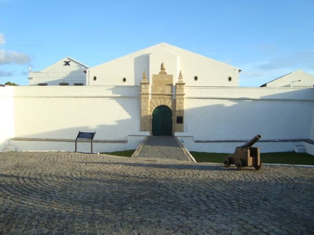 Vista externa da construção histórica do Forte do Brum