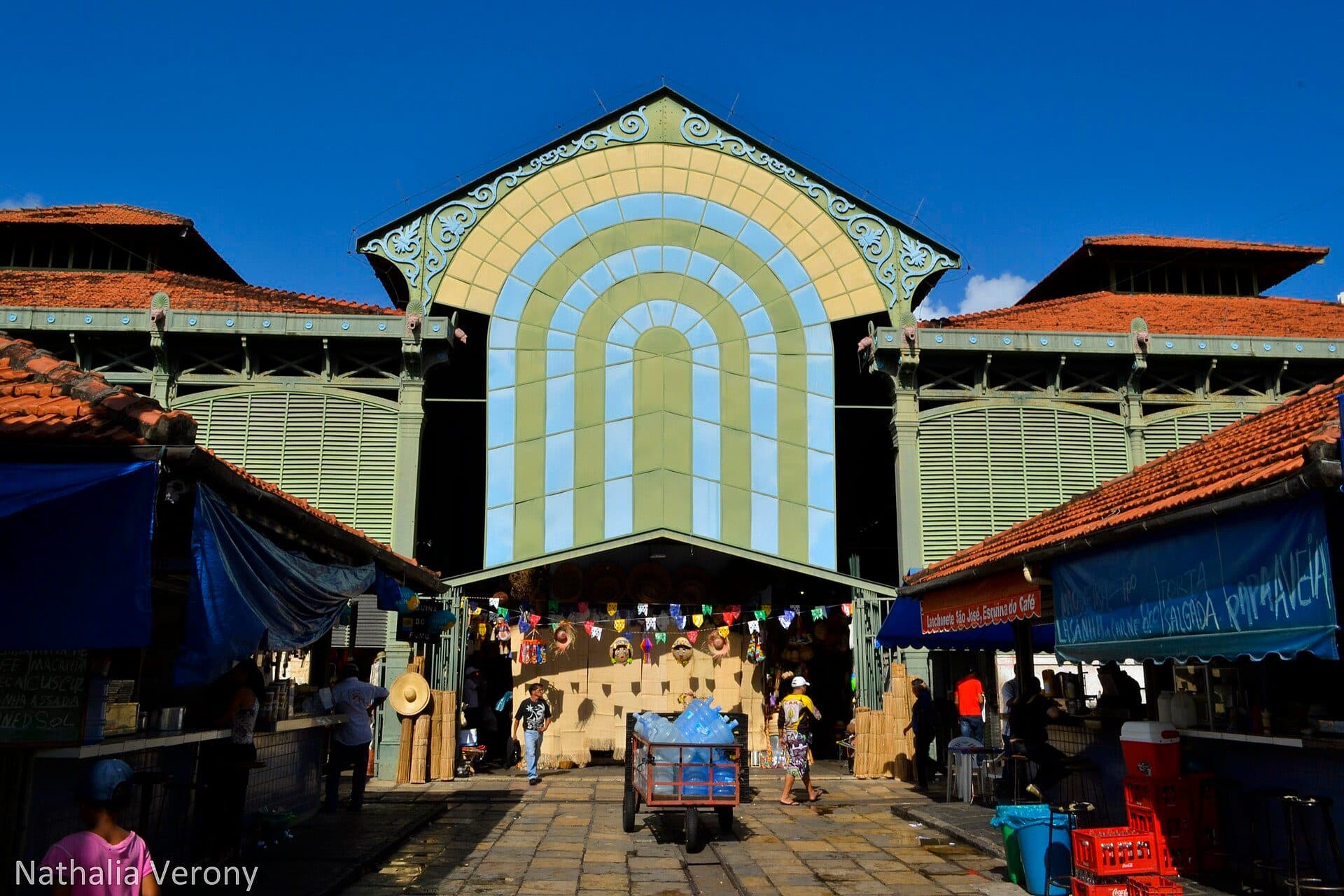 Vista frontal da fachada do Mercado de São José