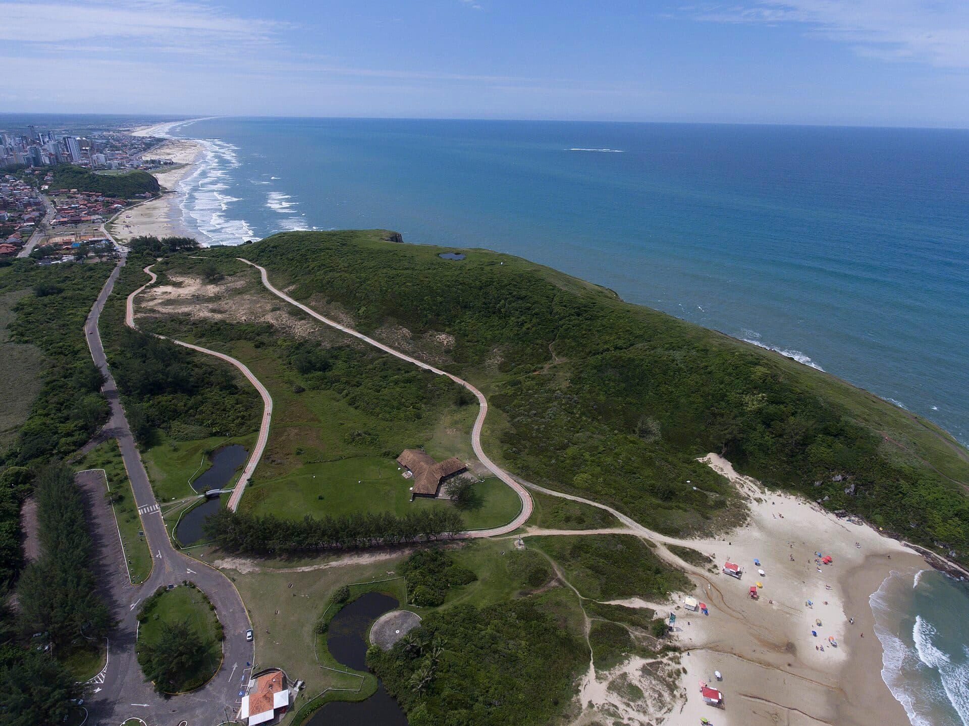 Vista do Parque e da Praia da Guarita em Torres, no Rio Grande do Sul