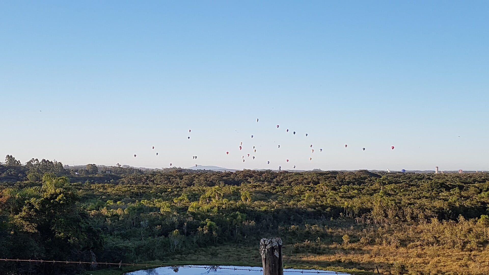 Balões de ar quente no céu durante o festival de balonismo em Torres