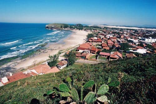 Vista da Praia da Cal com a faixa de areia e o mar