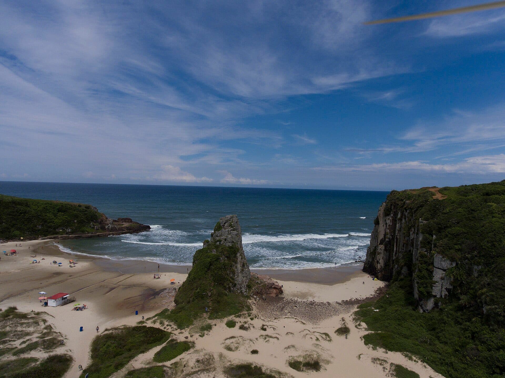 Vista da praia e do Parque da Guarita em Torres, no Rio Grande do Sul