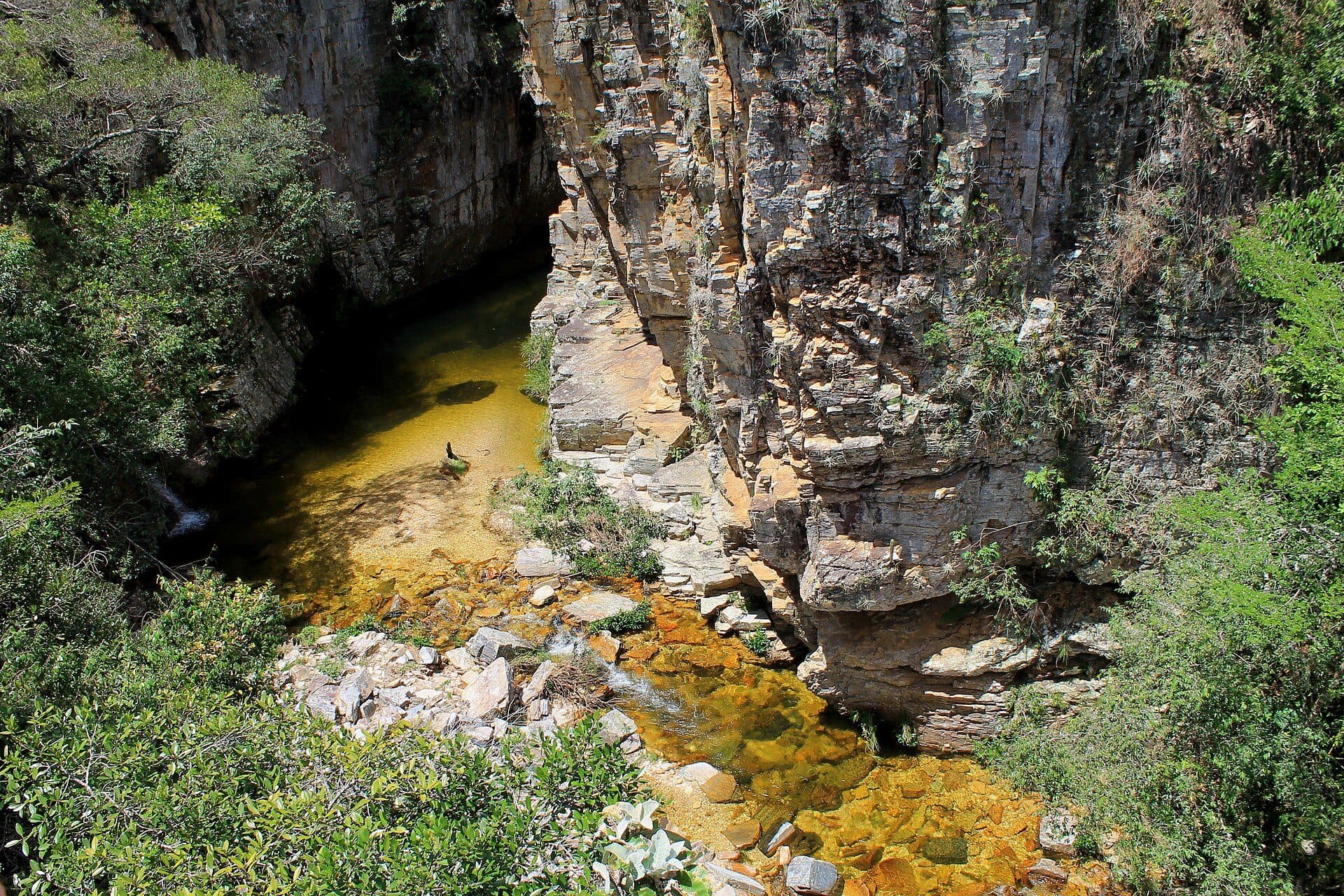 Paisagem natural do Poço Dourado em Capitólio, Minas Gerais