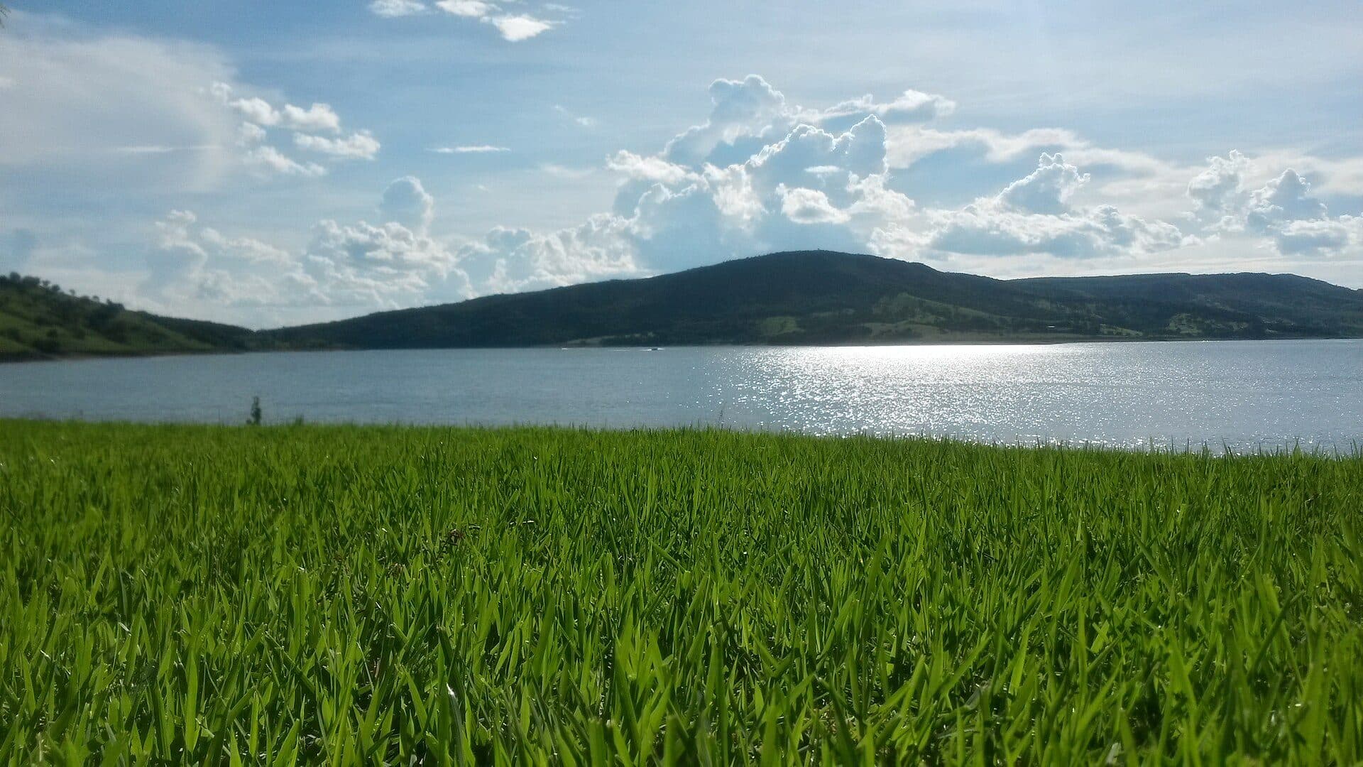 Vista panorâmica das águas do Lago de Furnas em Capitólio, Minas Gerais