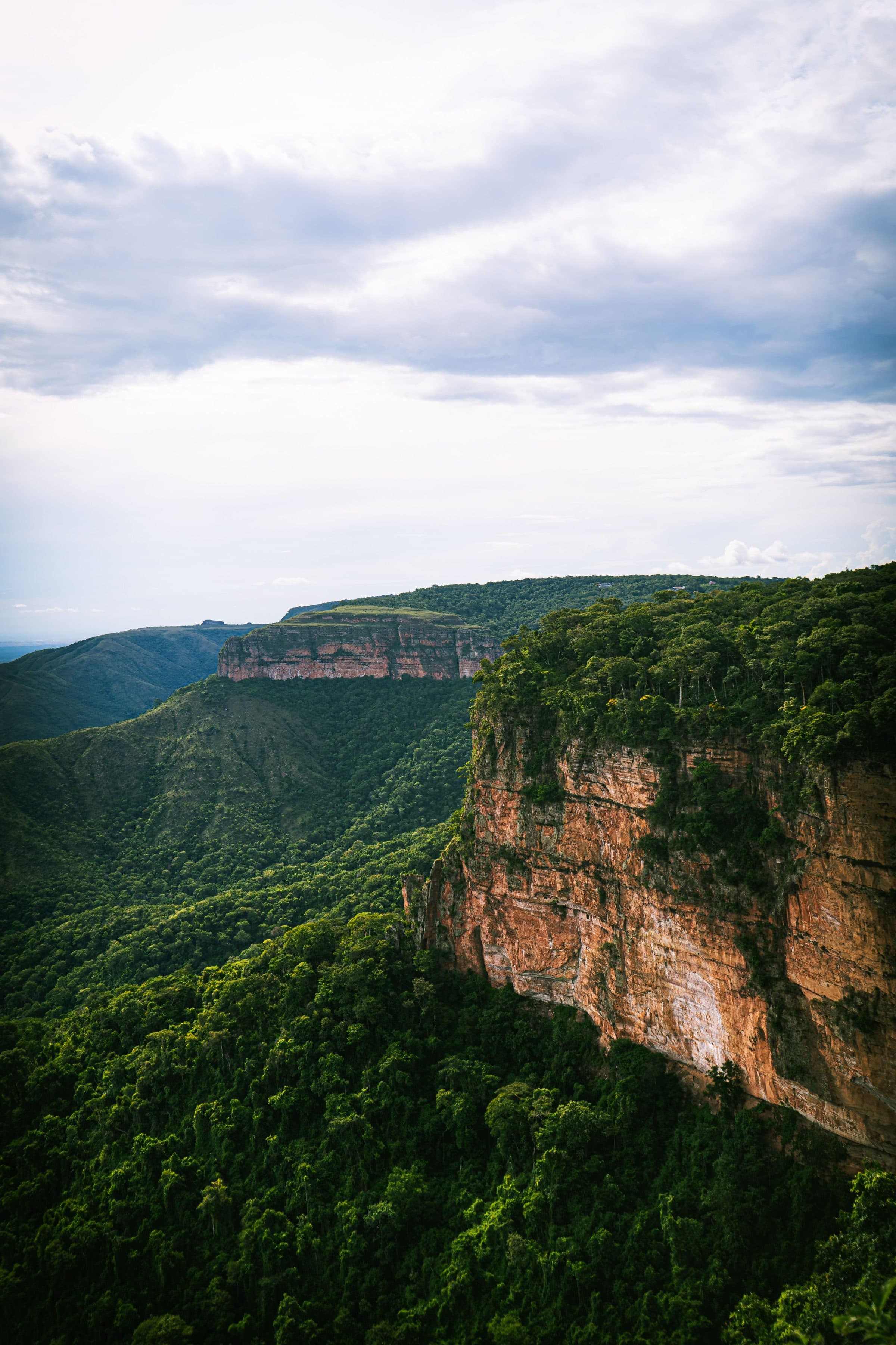 Vista aérea de paredões verdes no Parque Nacional da Chapada dos Guimarães