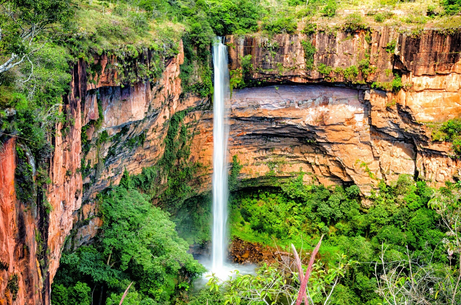 Vista da Cachoeira Véu de Noiva na Chapada dos Guimarães
