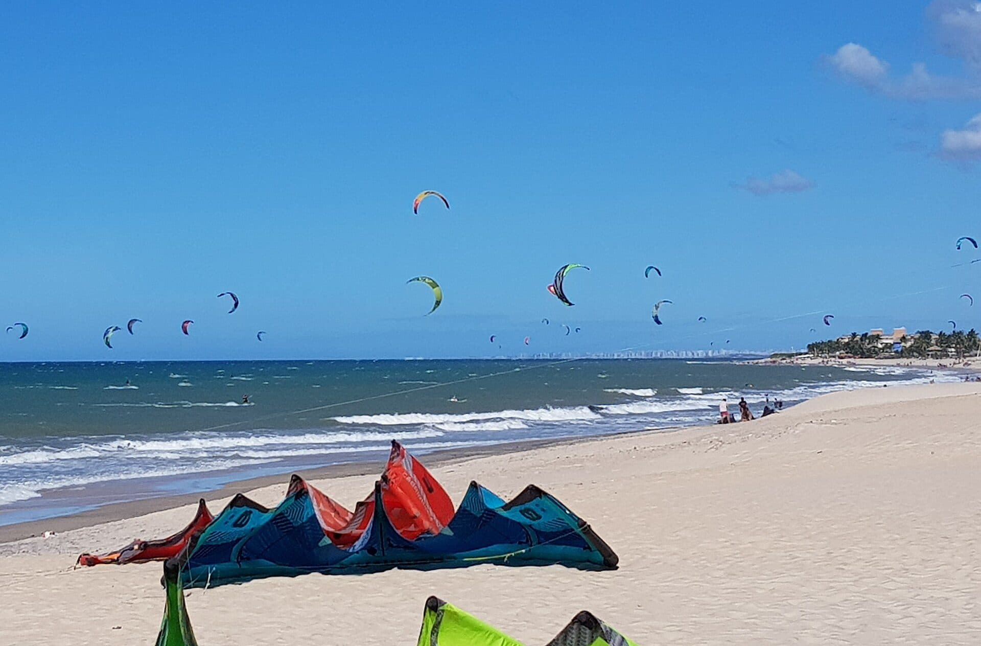 Vista da faixa de areia e do mar na Praia do Cumbuco
