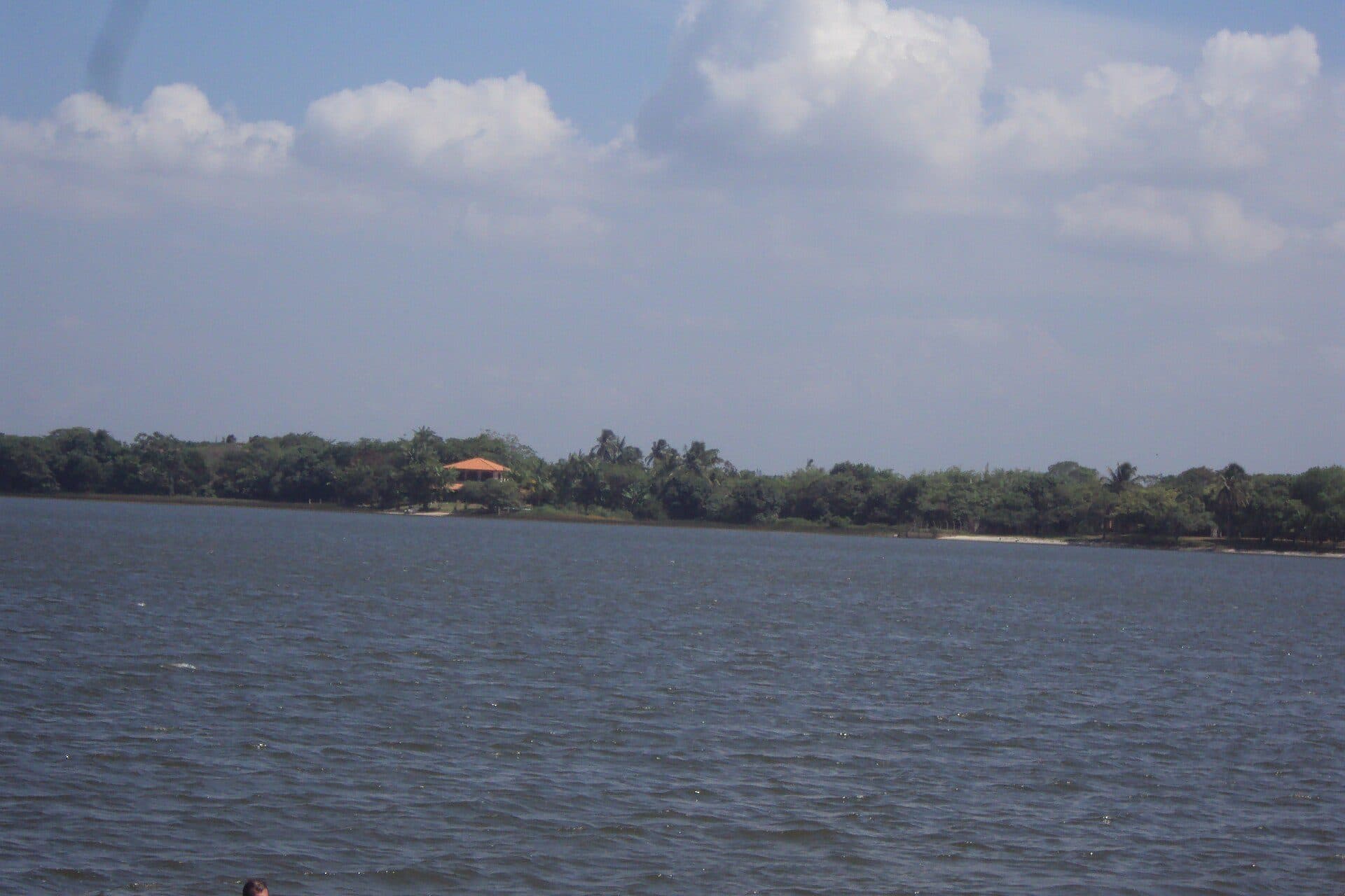 Vista da Lagoa do Banana com suas águas e vegetação natural ao redor