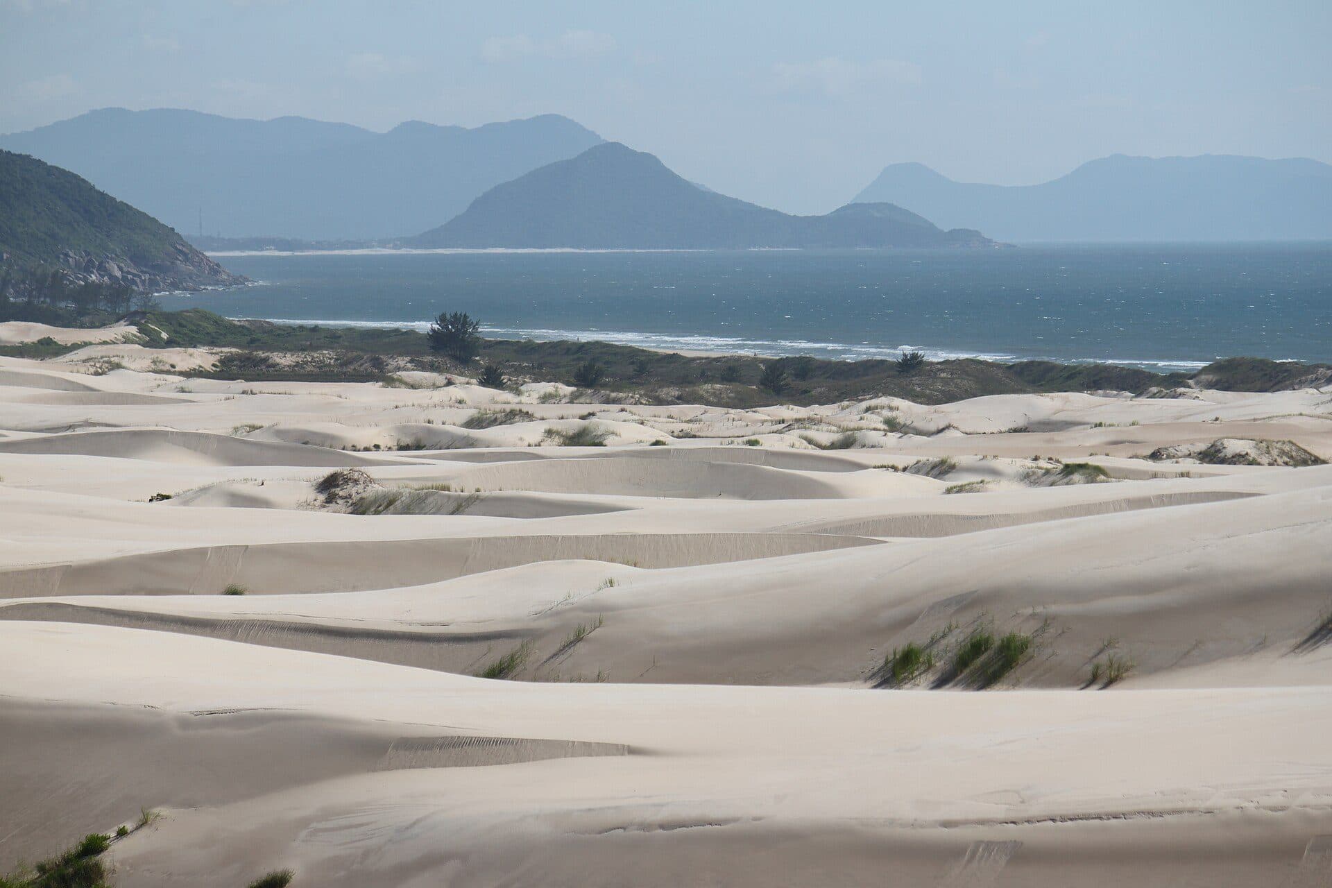 Paisagem com grandes montanhas de areia nas Dunas do Siriú