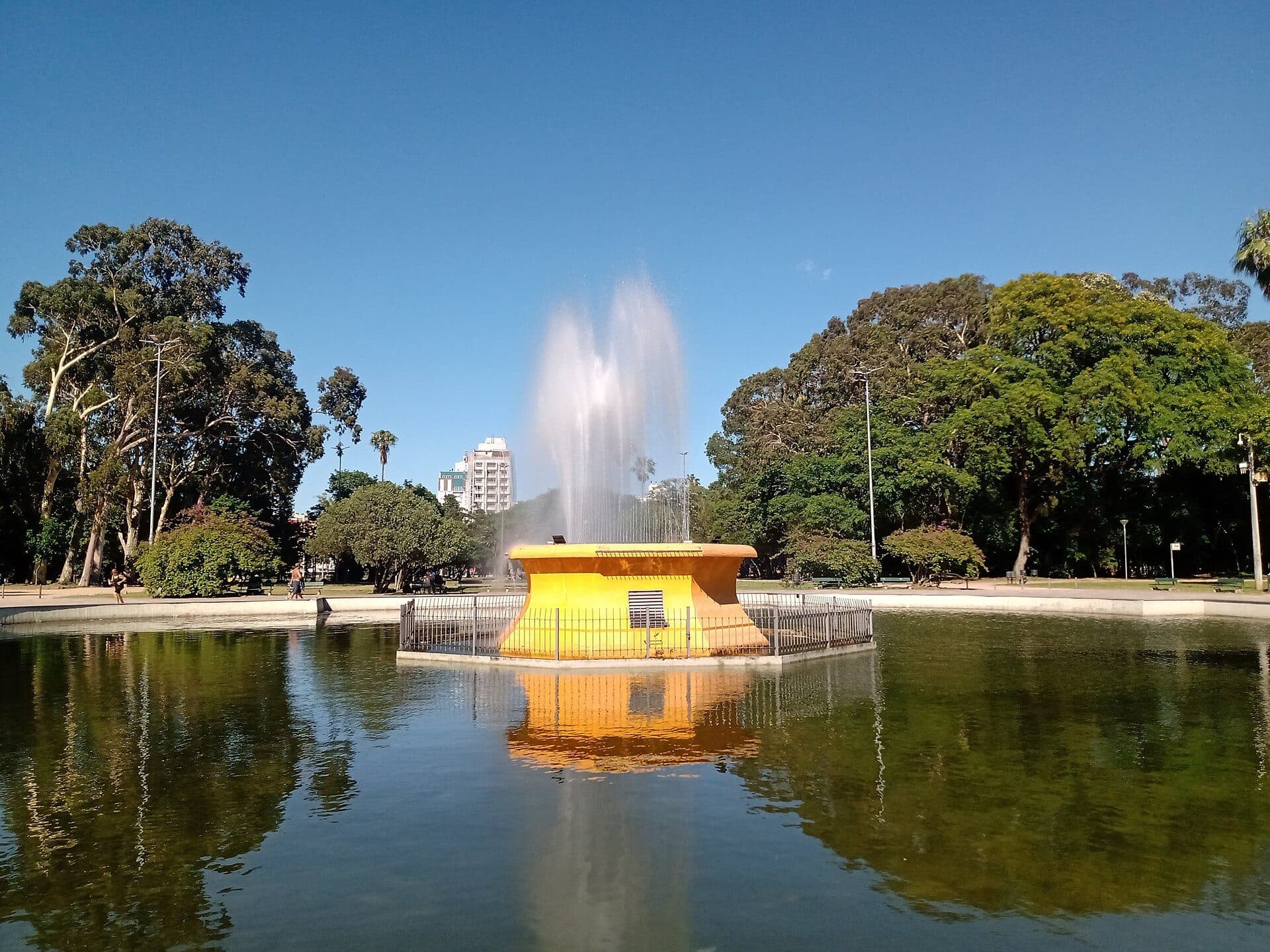 Vista do chafariz no Parque Farroupilha em Porto Alegre