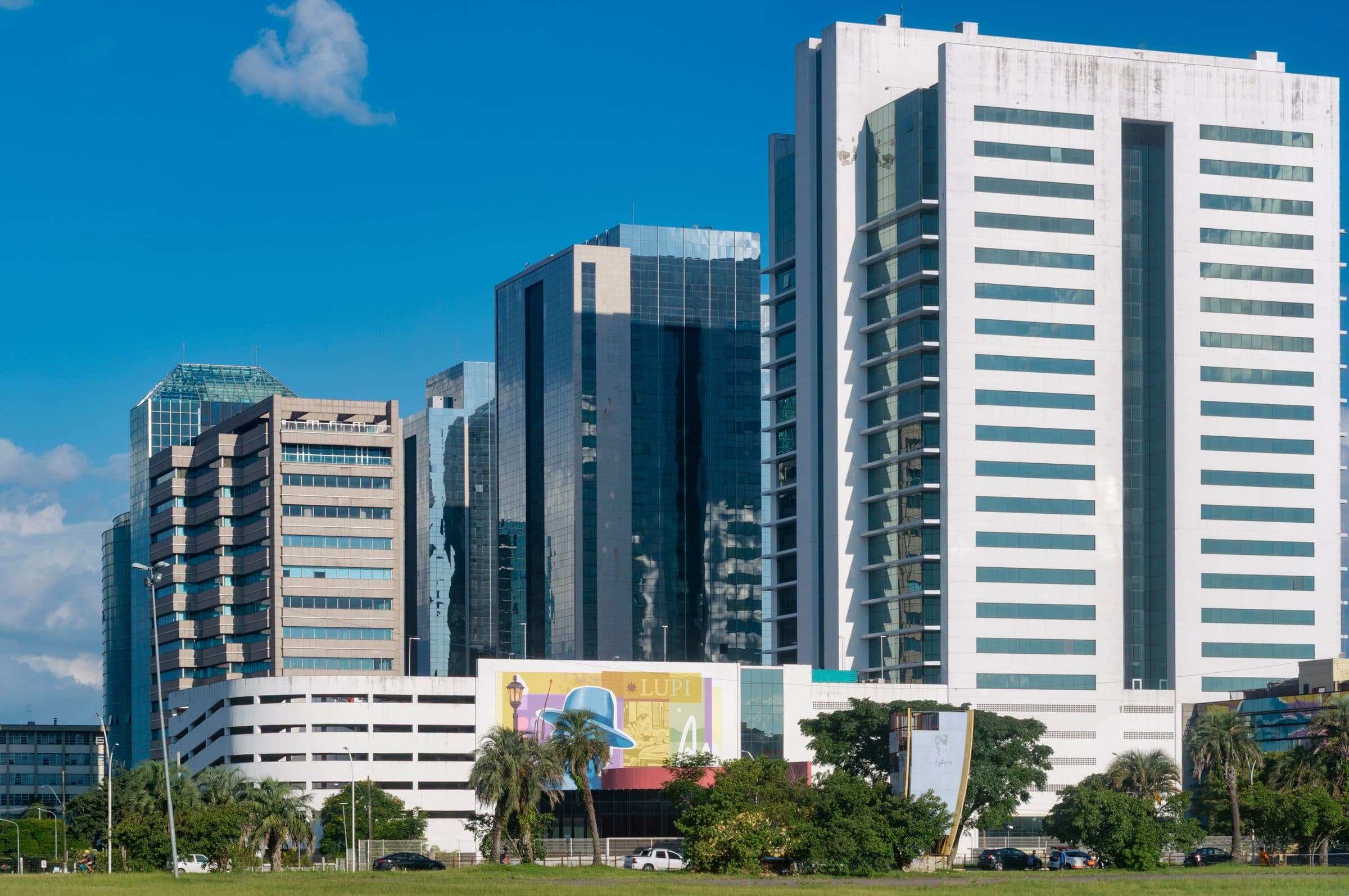 Vista de arranha-céus modernos e edifícios urbanos em Porto Alegre